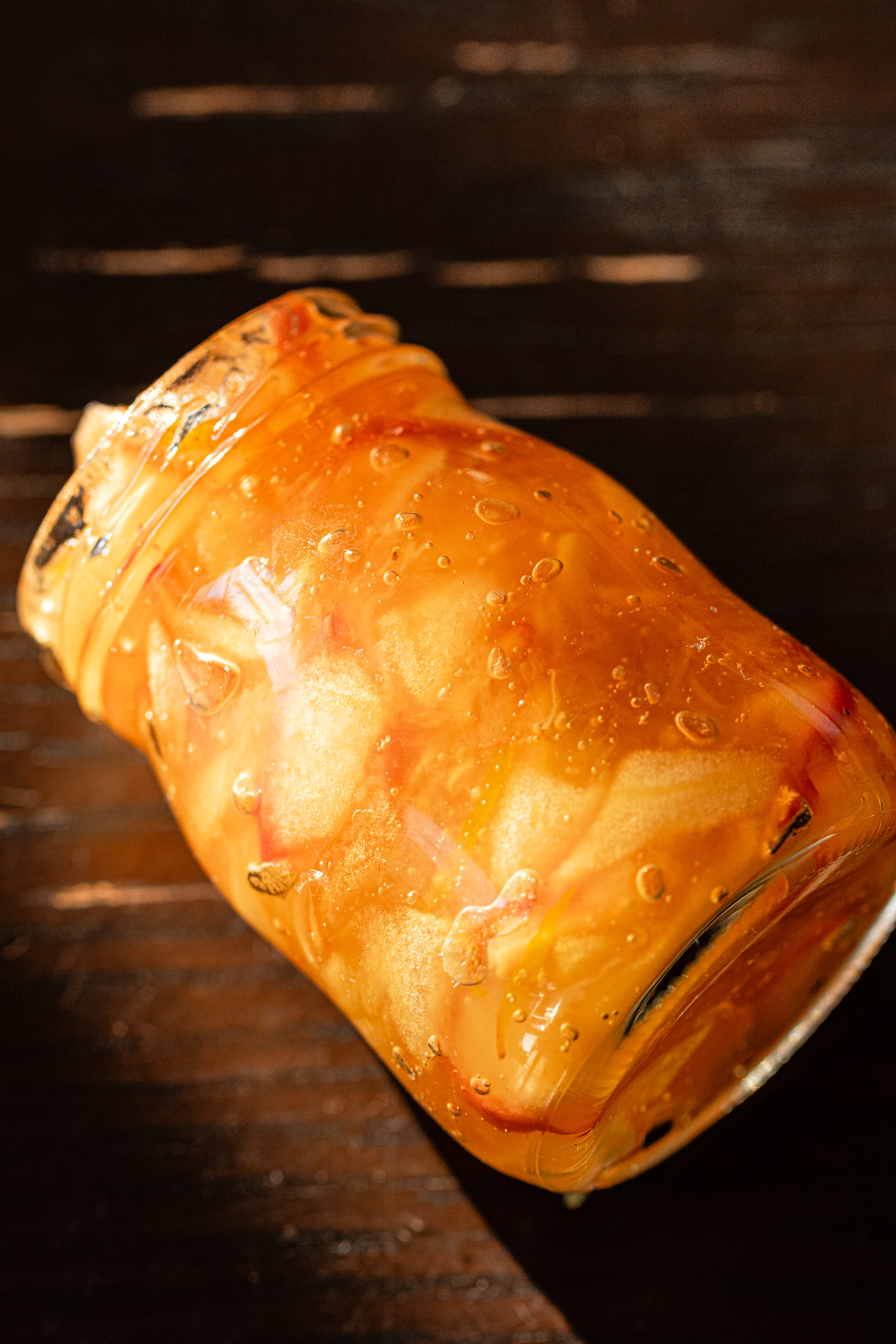 夕陽に照らされた、美しい夕焼け色のゆずりんごジャム