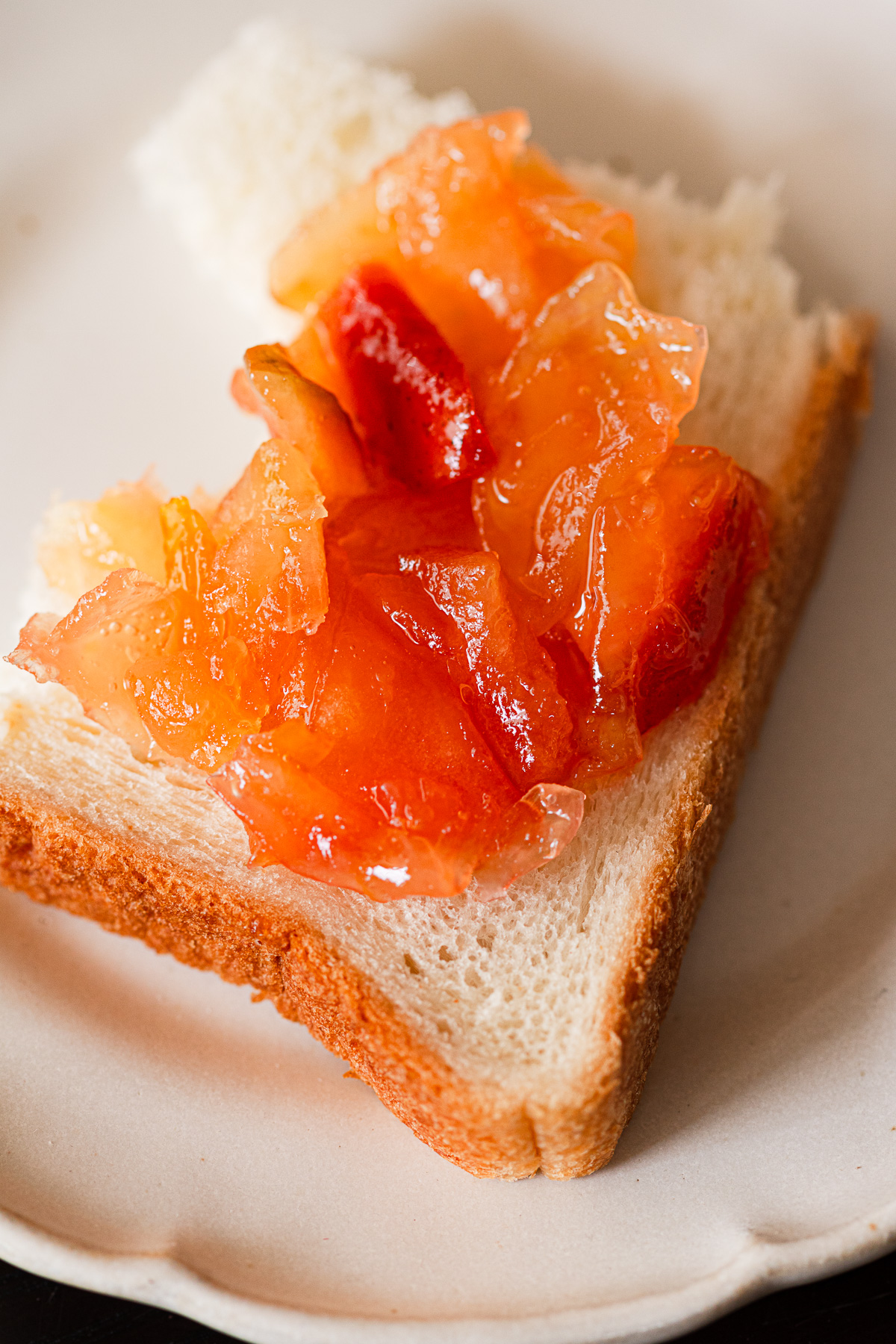 パンにゆずりんごジャムを塗った様子