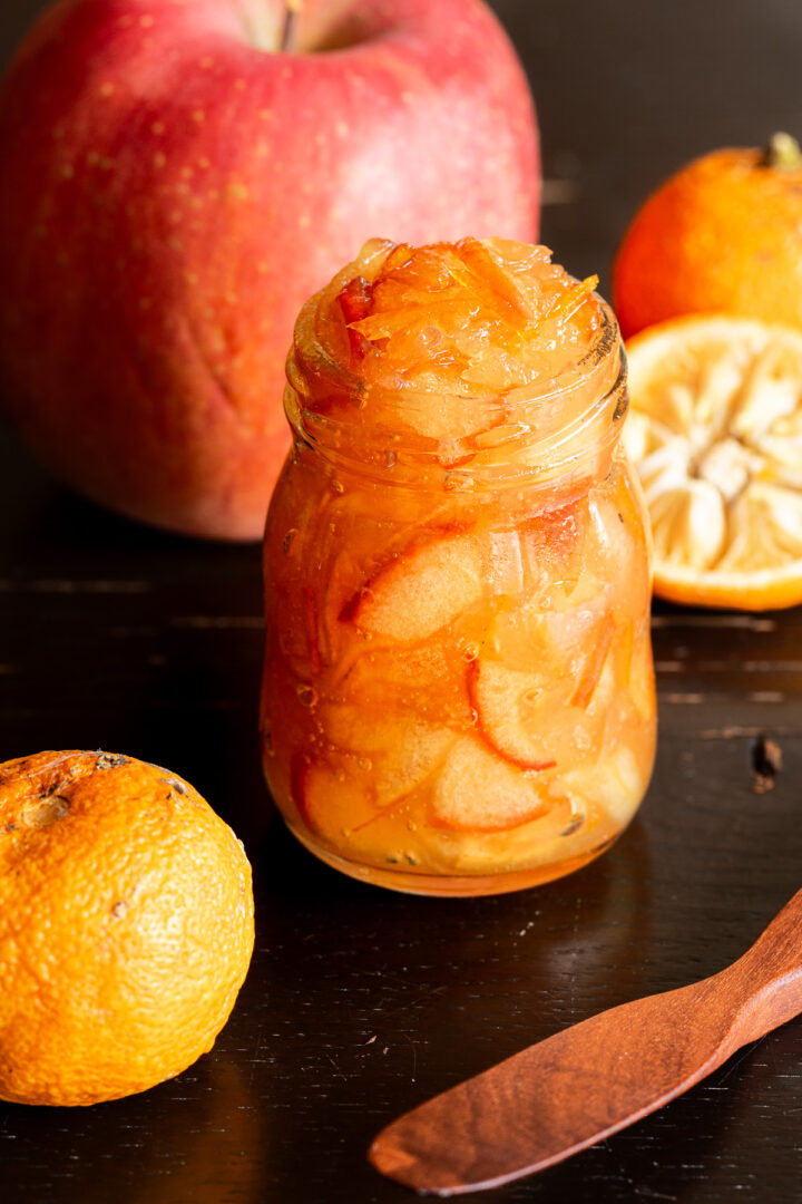 ゆずりんごジャムを瓶に入れた様子