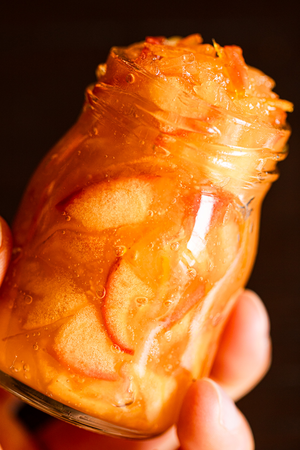 瓶に入った色鮮やかなゆずりんごジャム