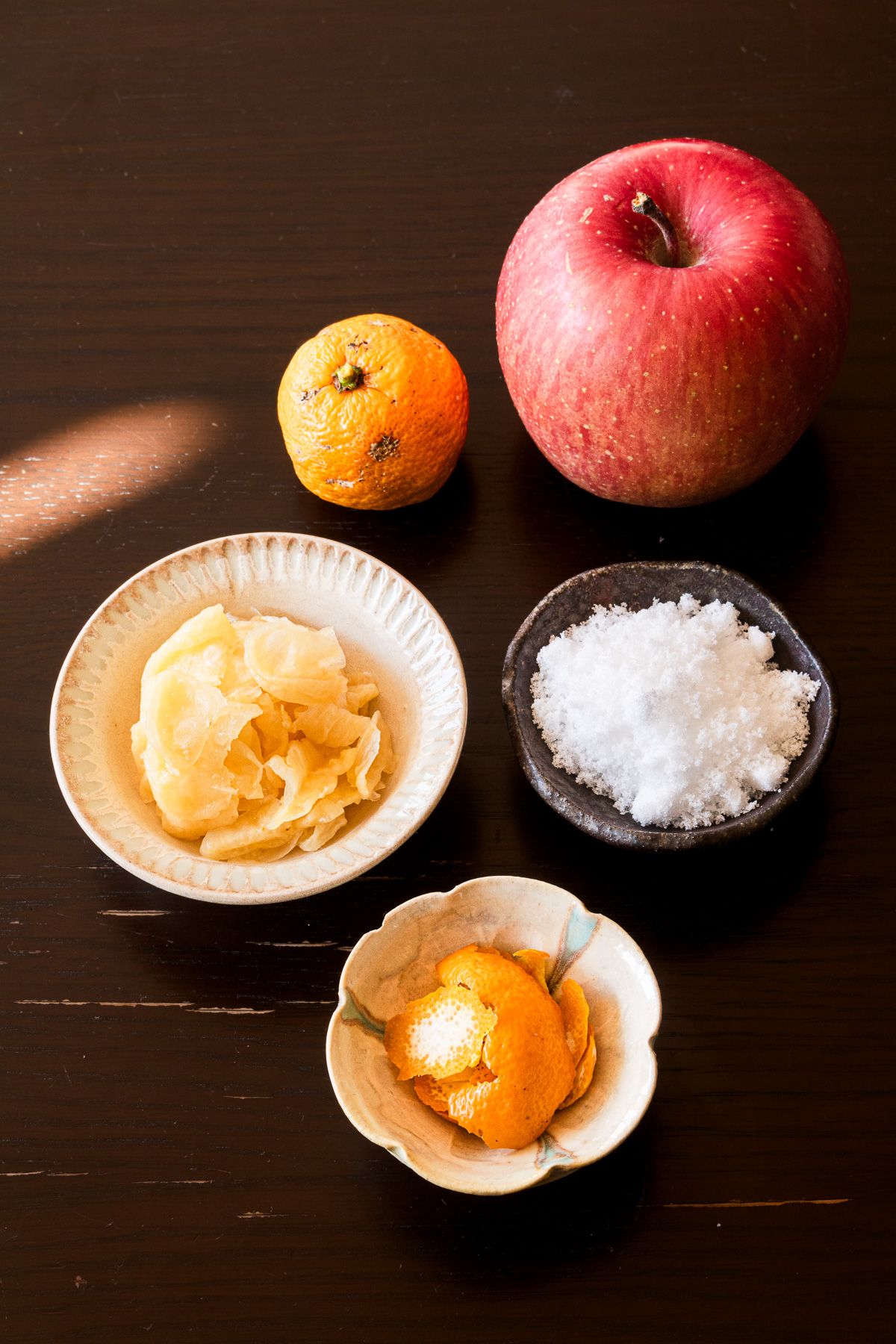 ゆずりんごジャムの材料。ゆず果肉、ゆず皮、りんご、砂糖