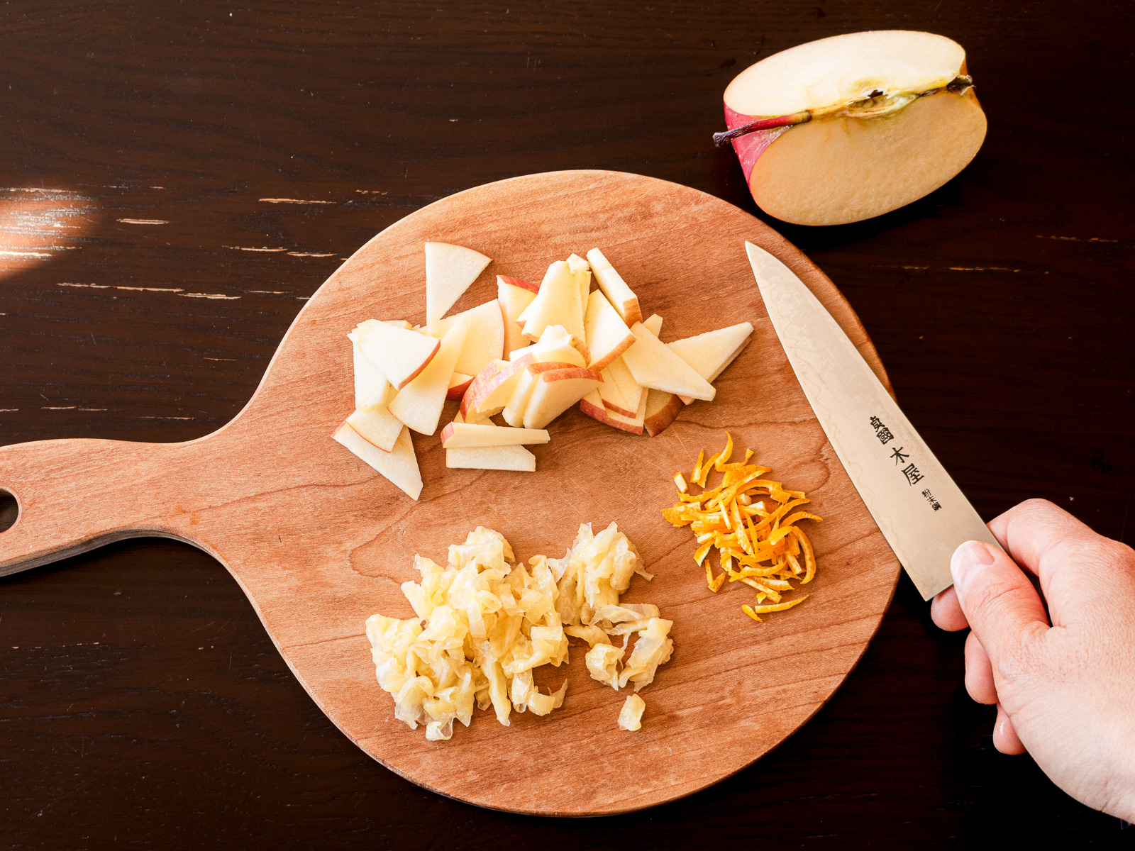 ゆずりんごジャムの作り方:りんごを銀杏切りに、ゆず皮は千切りに、ゆず果肉は粗みじん切りにしている様子