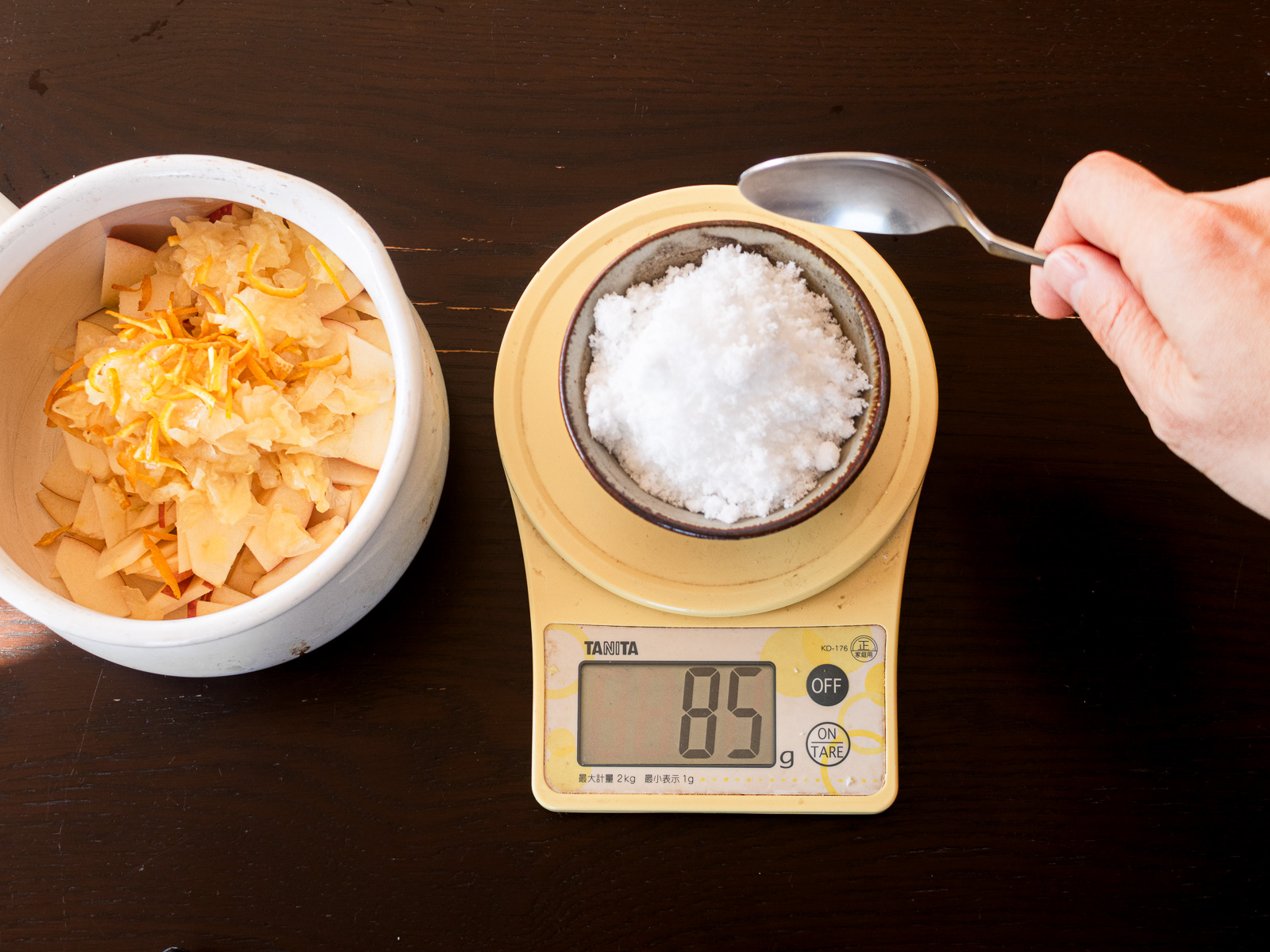 砂糖を測っている様子