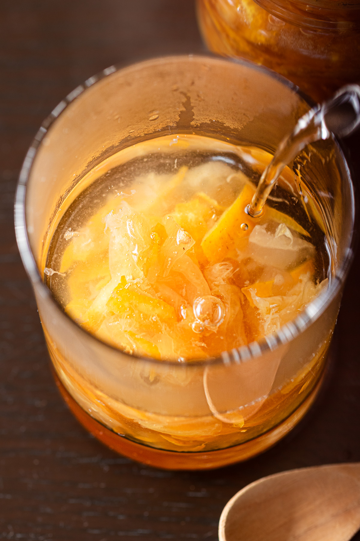 たっぷりのゆず茶のもとに、お湯を注いで