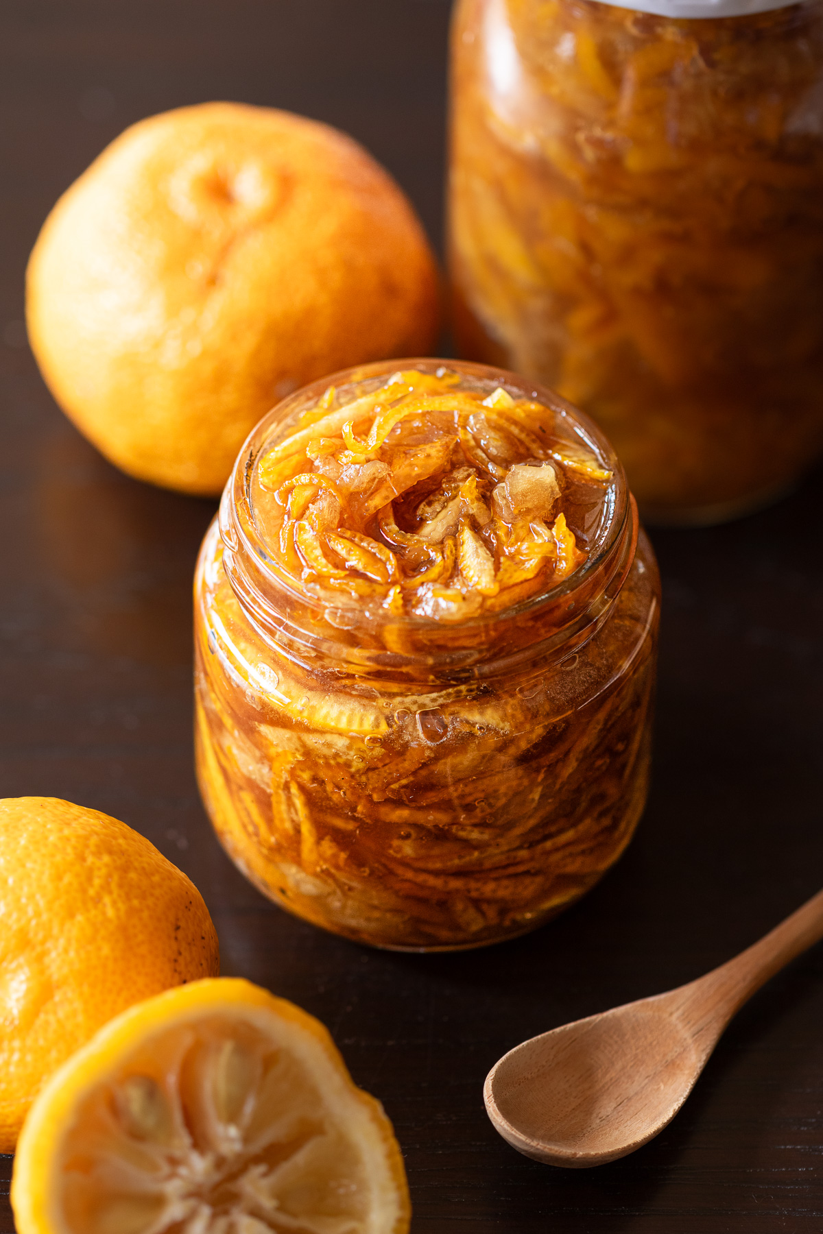 完成したゆず茶を清潔な保存瓶に詰めて