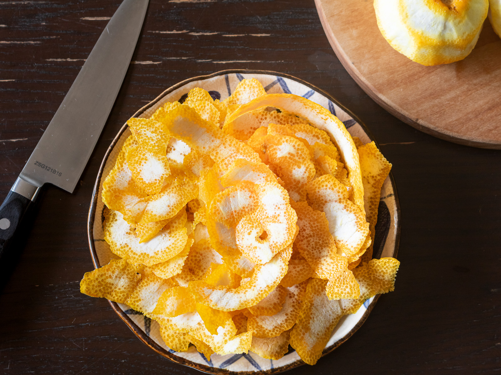 ゆずの皮をむく。ワタを残して薄くむいたところ