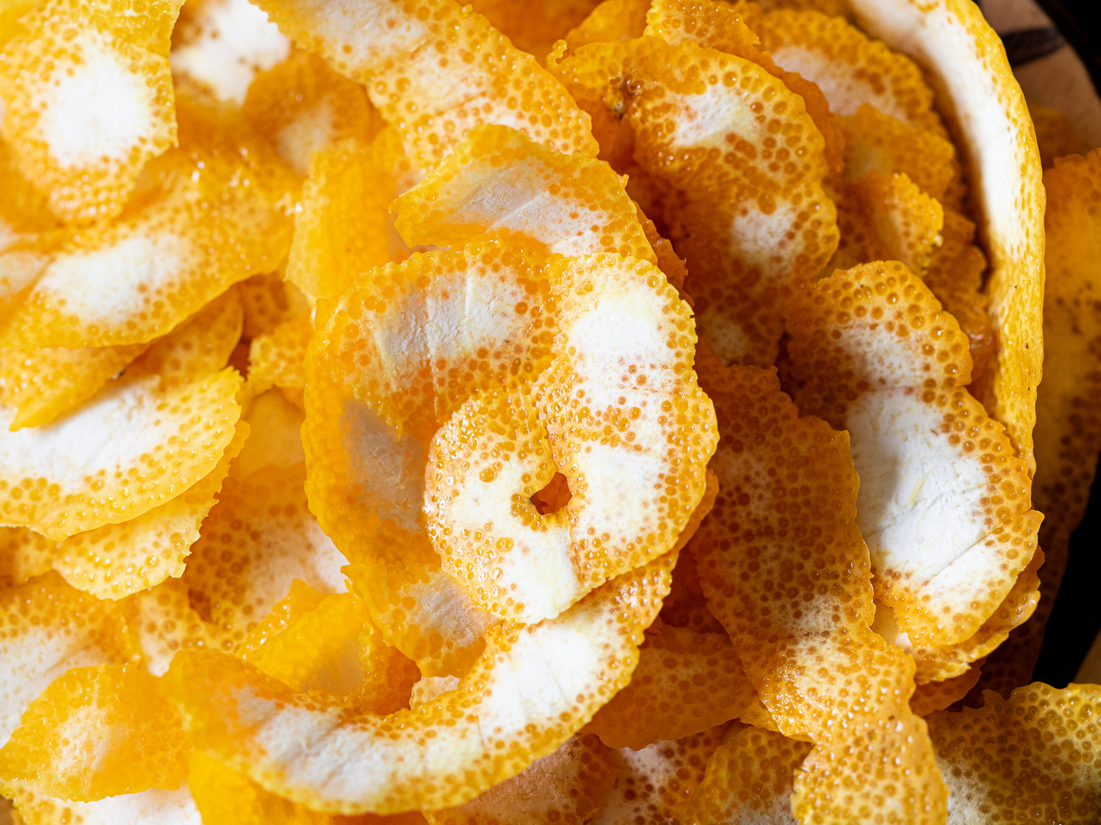 むいたゆずの皮。白いワタがうっすら残っている状態