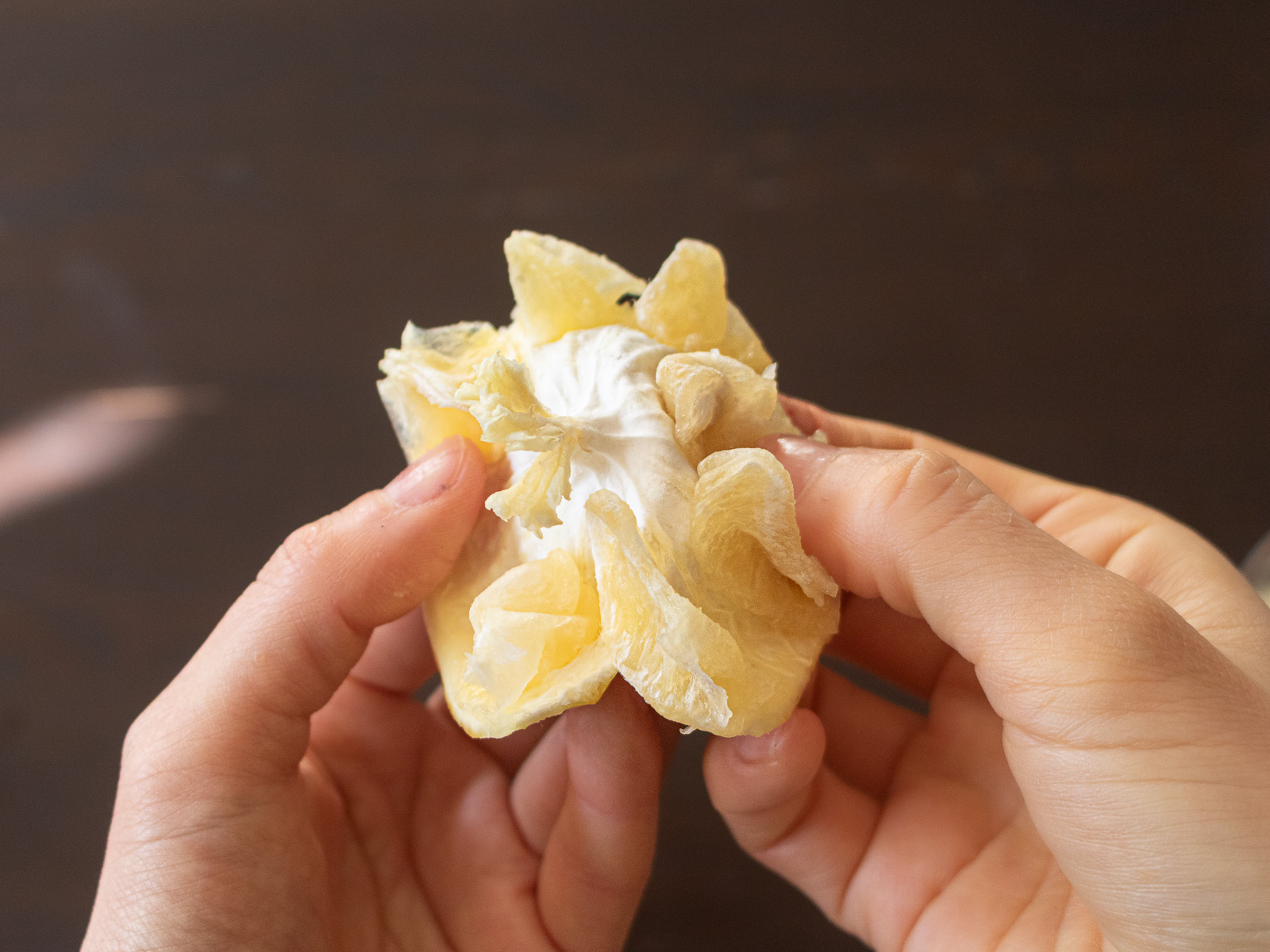 ゆずをひっくり返して果肉を押し出しているところ