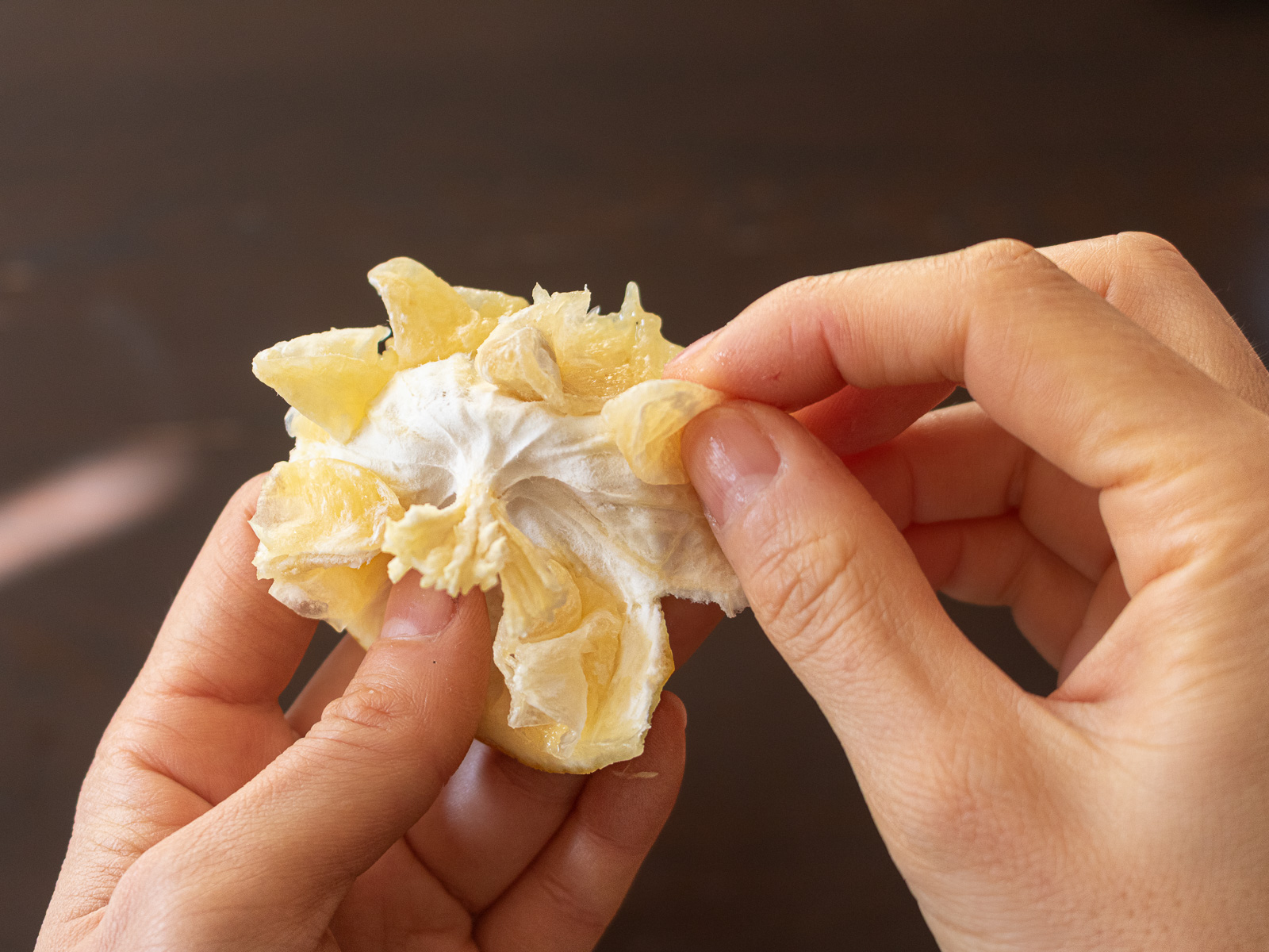 ゆずの房を一つずつ取り出しているところ