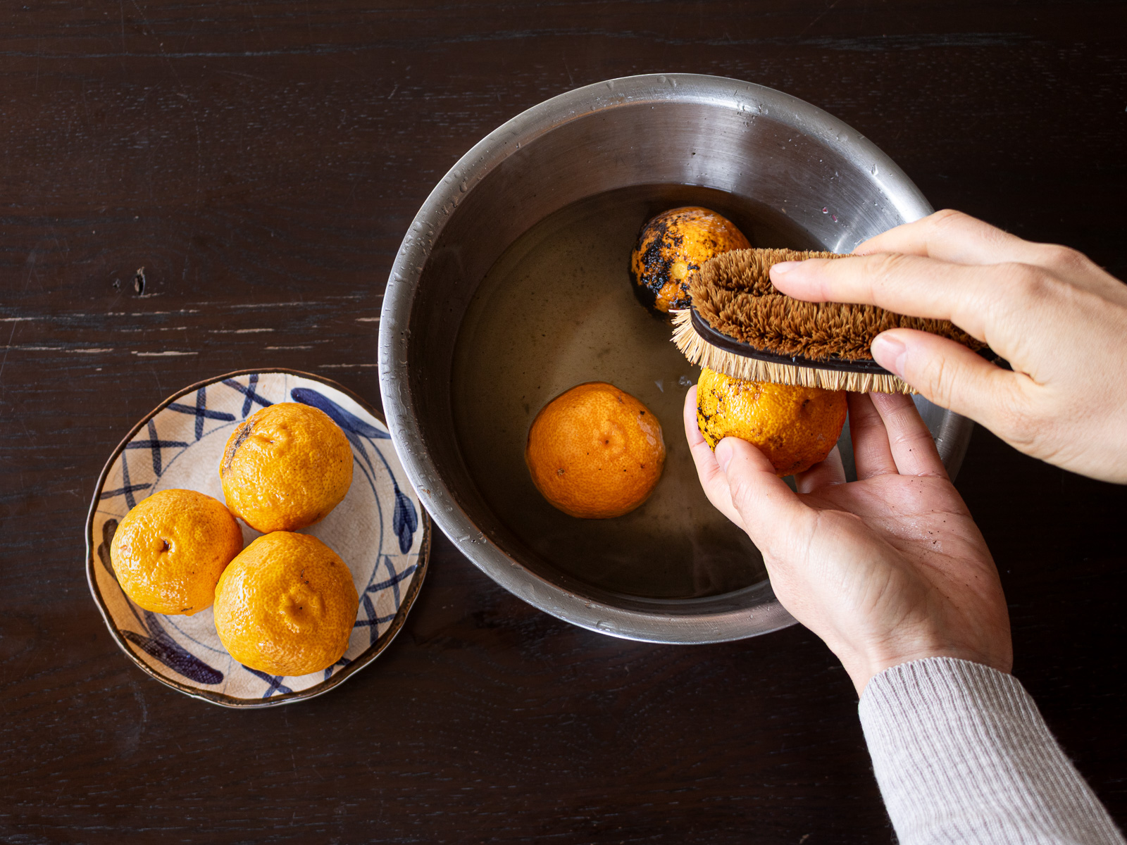 ゆずを重曹水につけて洗っているところ