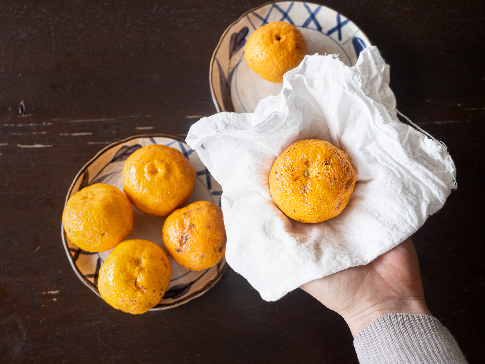 洗ったゆずを晒しで拭いているところ