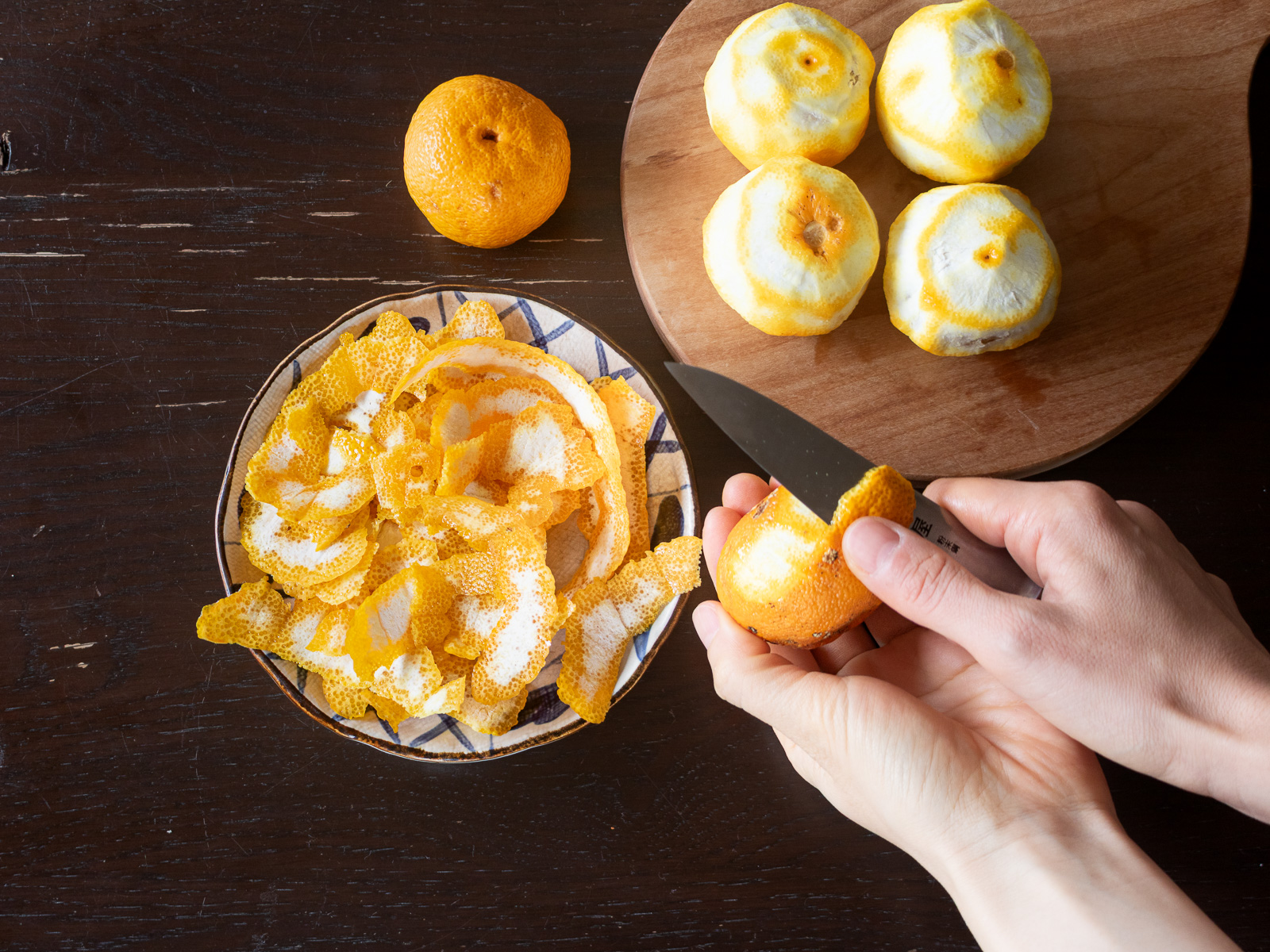 ゆずの皮をむいているところ