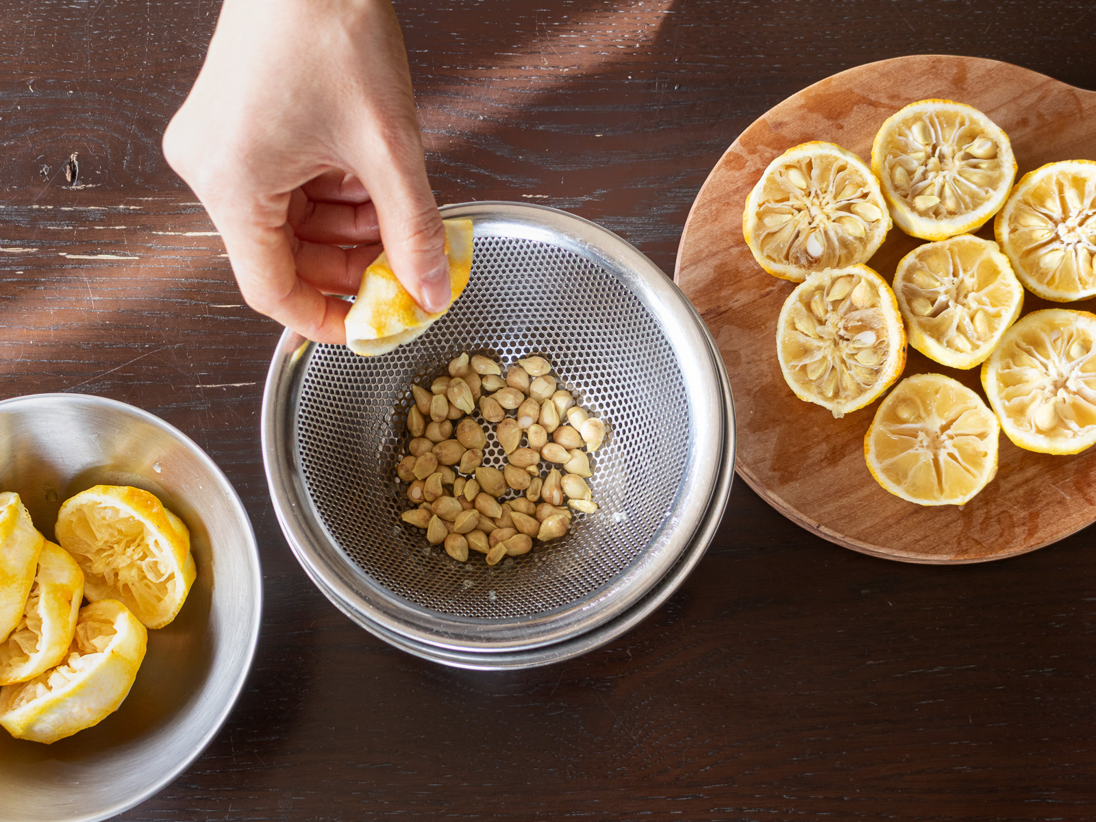 ゆずを横半分に切ってタネを取り出しているところ