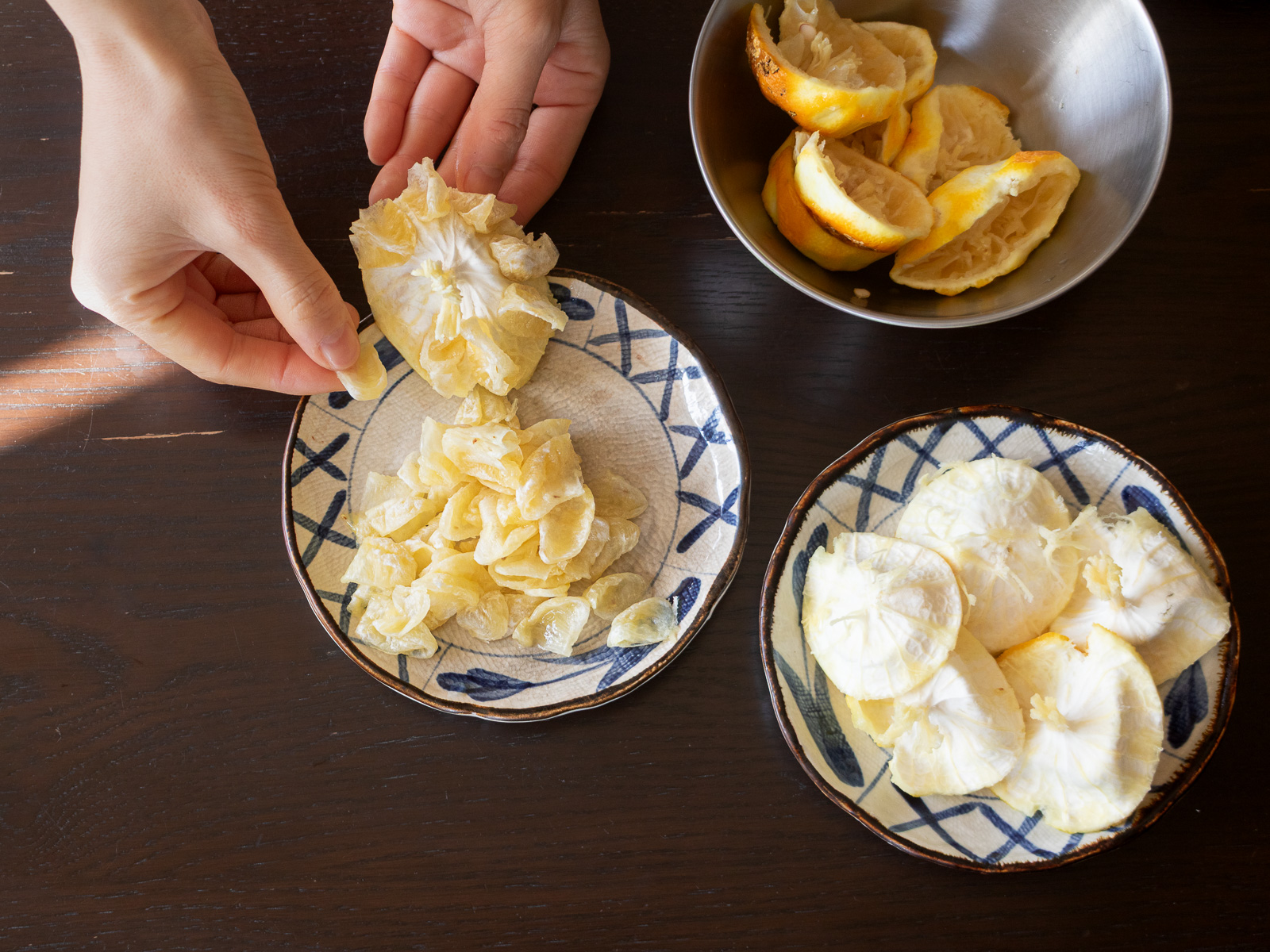 ゆずの果肉の房を取り出しているところ