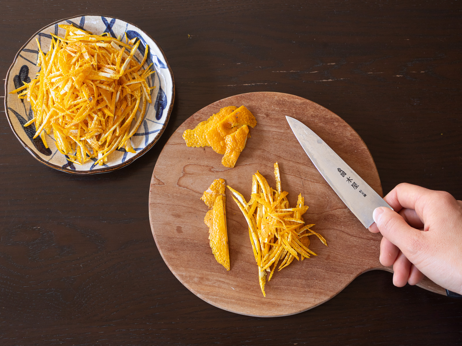 ゆずの皮を千切りにしているところ