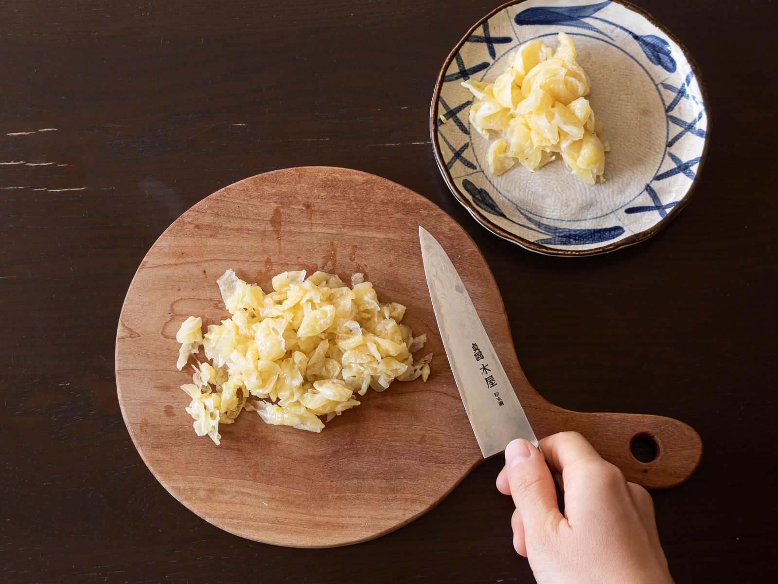 ゆずの果肉を粗みじん切りにしているところ
