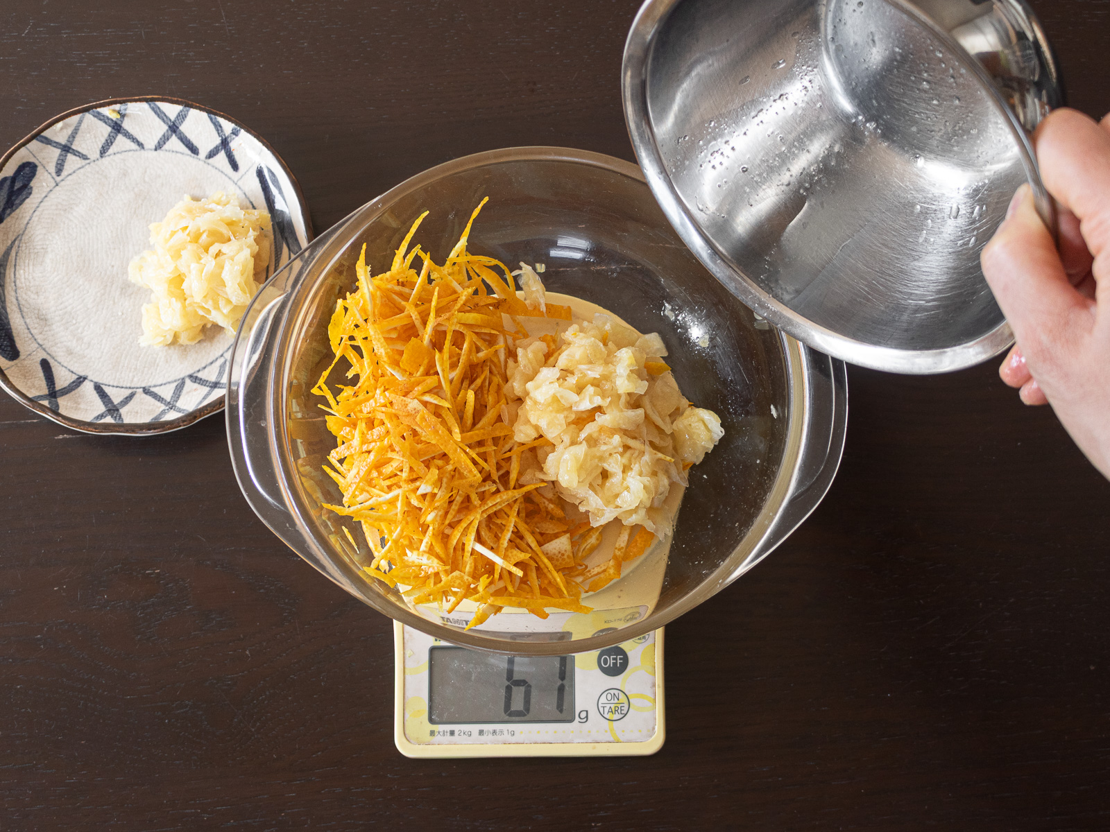 皮・果肉・果汁をボウルに入れてはかりで計量しているところ