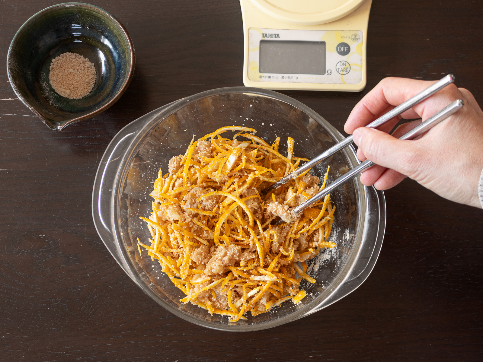 ゆずに甜菜糖を加えてよく混ぜているところ