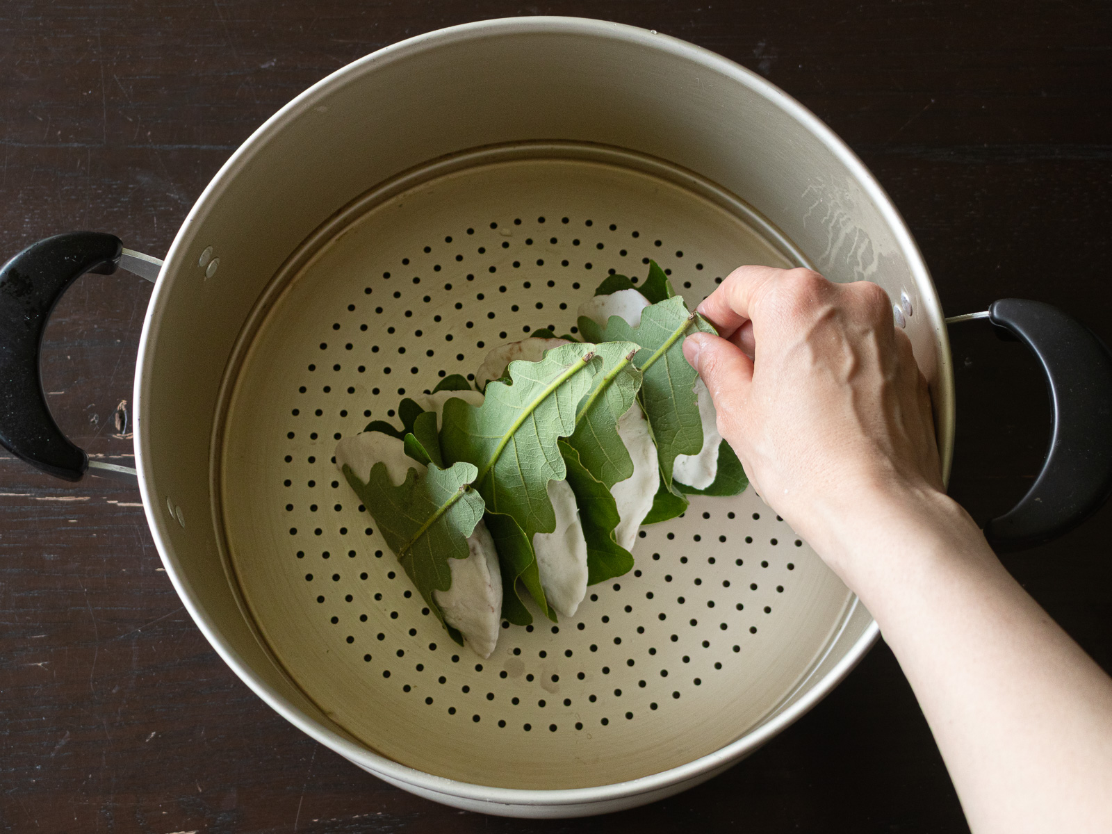 蒸し器に柏餅を並べて蒸す。
