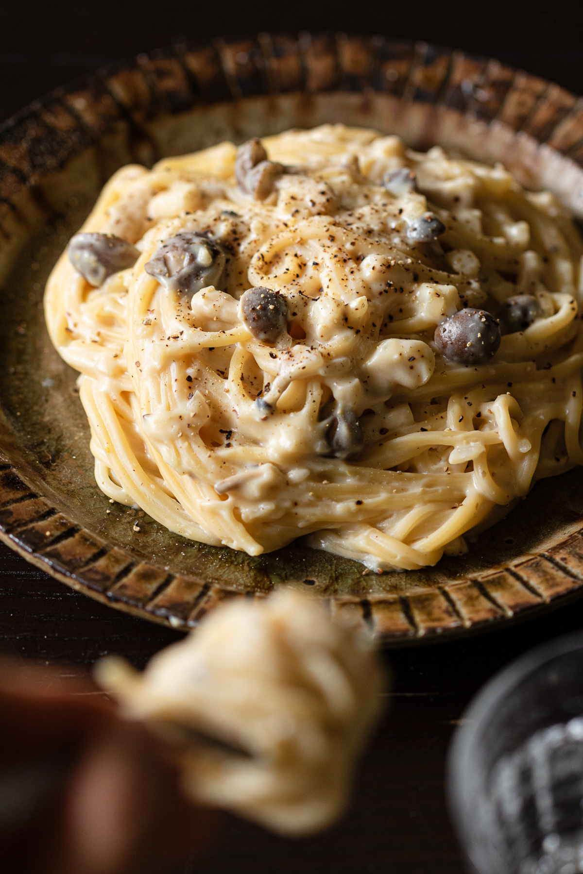 ブラックペッパーをたっぷりかけたヴィーガンカルボナーラ。ひよこ豆の粉と豆乳でクリーミーなソースに。