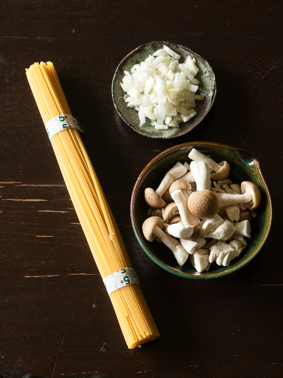 ヴィーガンカルボナーラに使うパスタ・玉ねぎ・しめじ