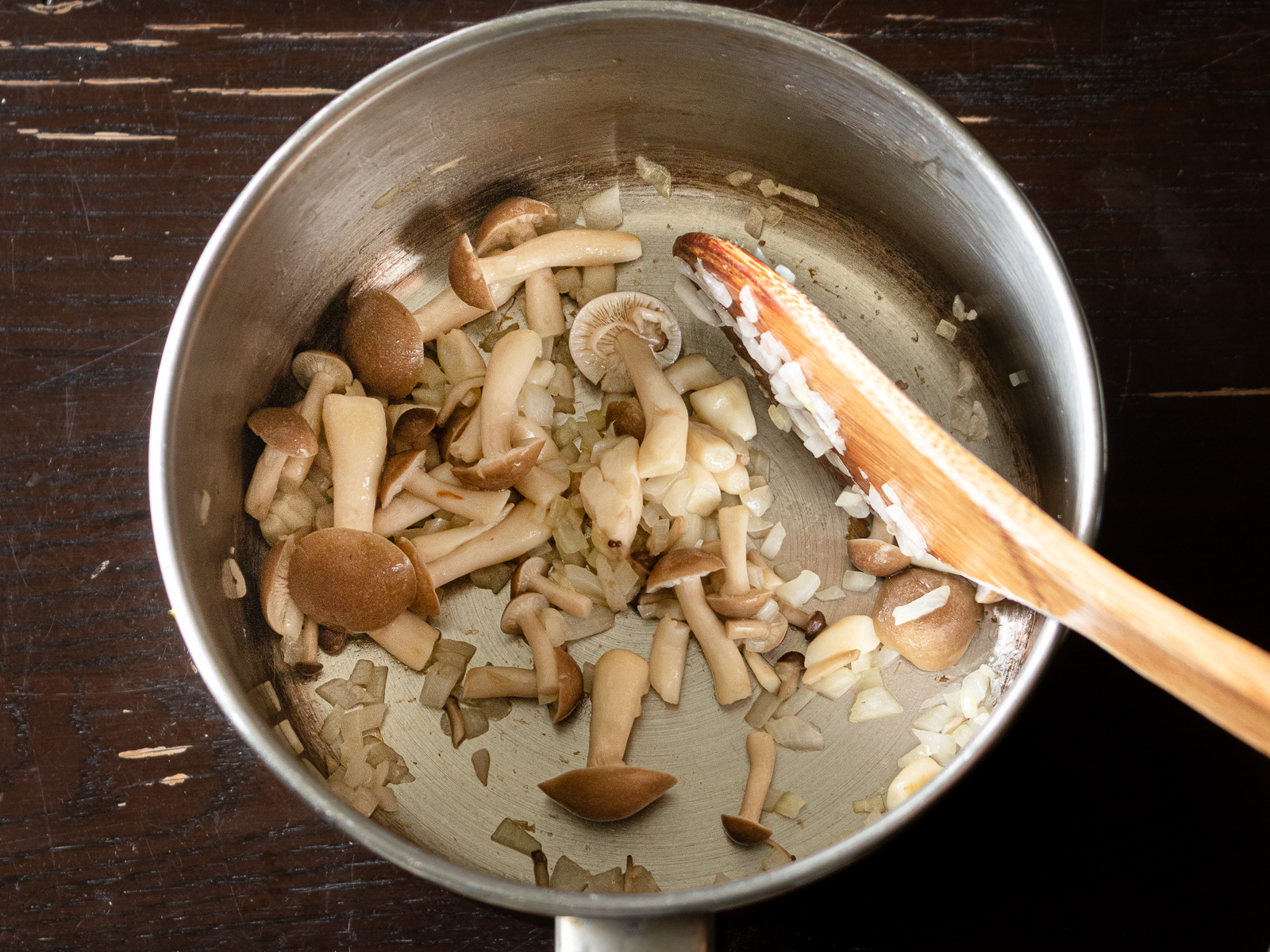玉ねぎとしめじを炒めているヴィーガンカルボナーラのソース作りの工程
