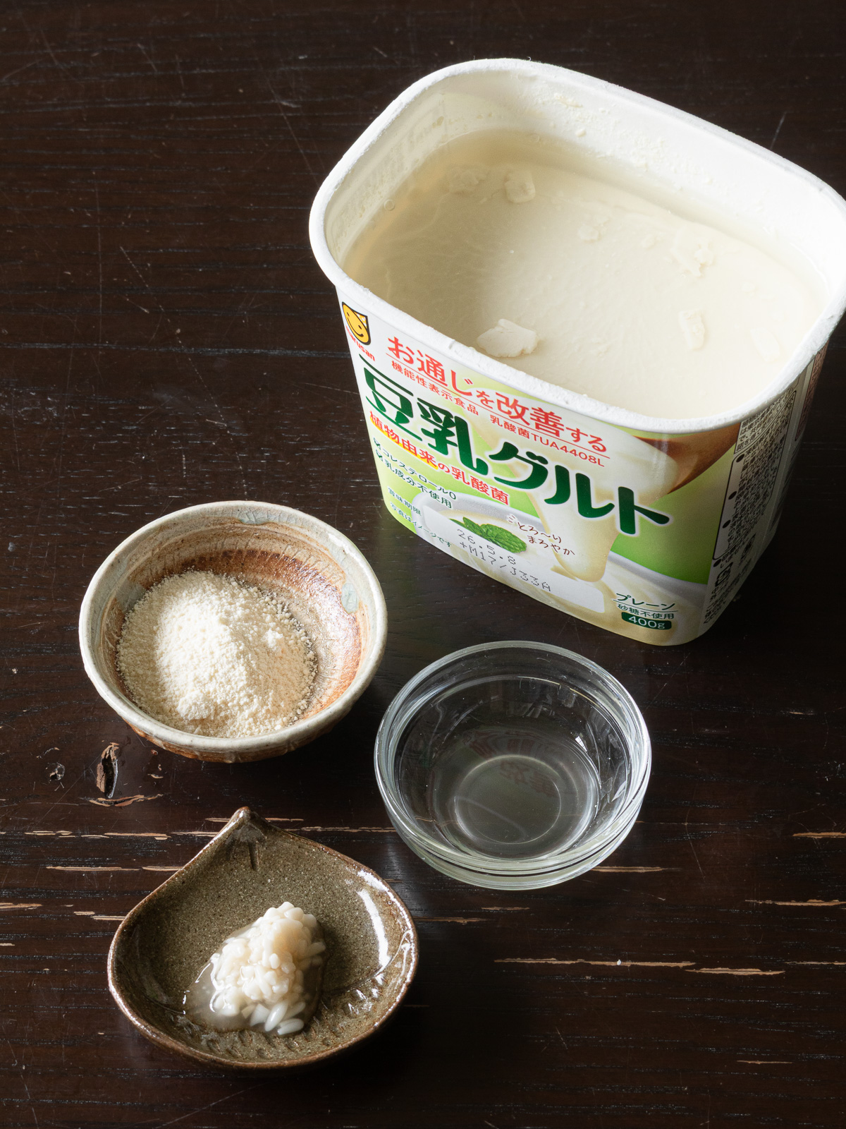 ヴィーガンマスカルポーネ風クリームの材料：豆乳ヨーグルト、塩麹、甜菜糖パウダー、レモン汁
