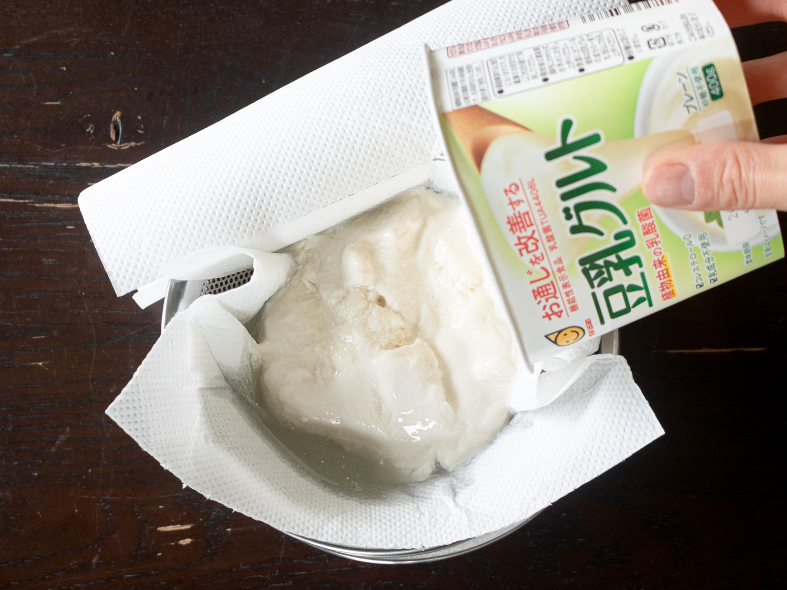 ザルに豆乳ヨーグルトをあけているところ