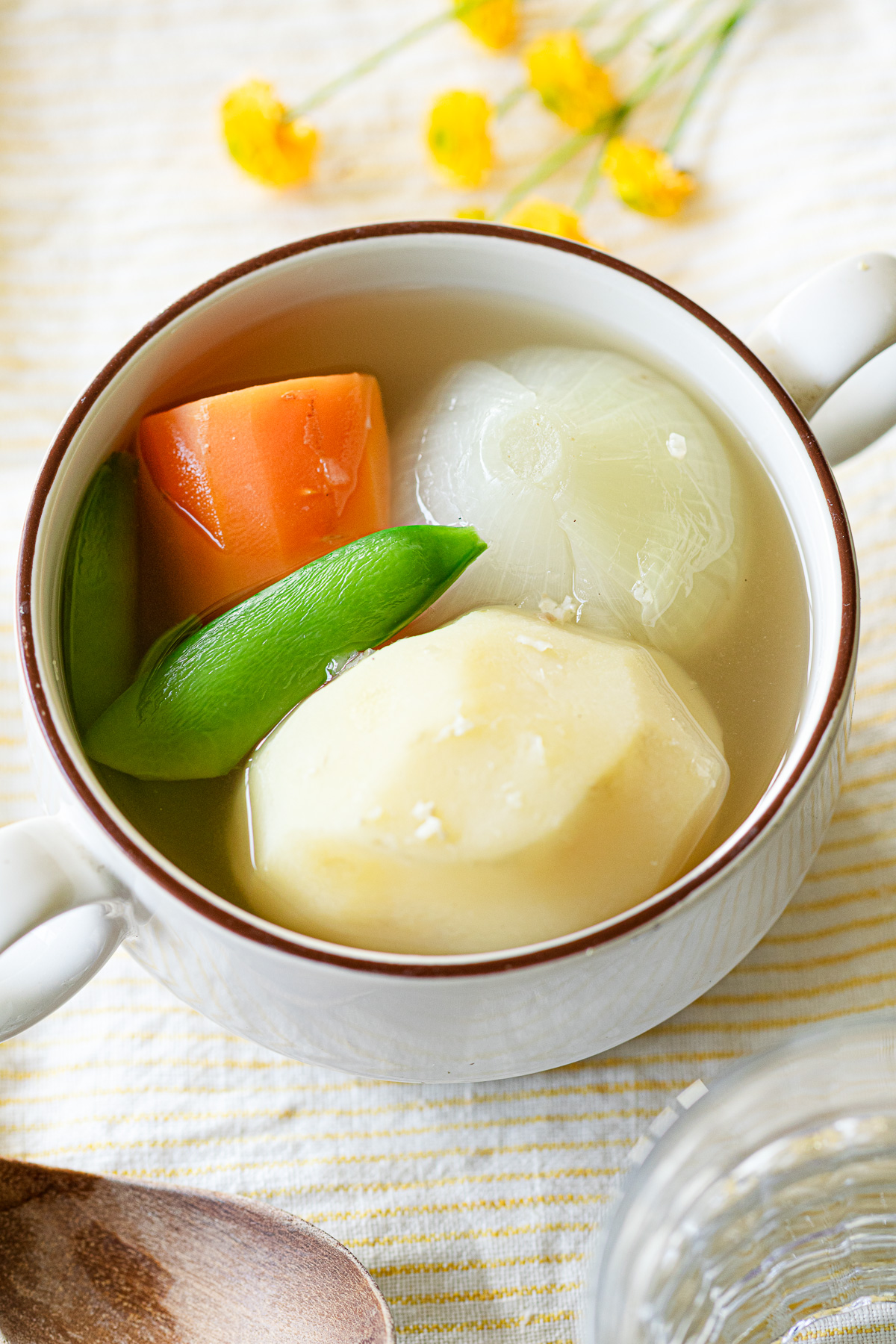 野菜だけのポトフ。新玉ねぎ、新じゃがいも、新にんじんをまるごと使った春野菜のヴィーガンスープ
