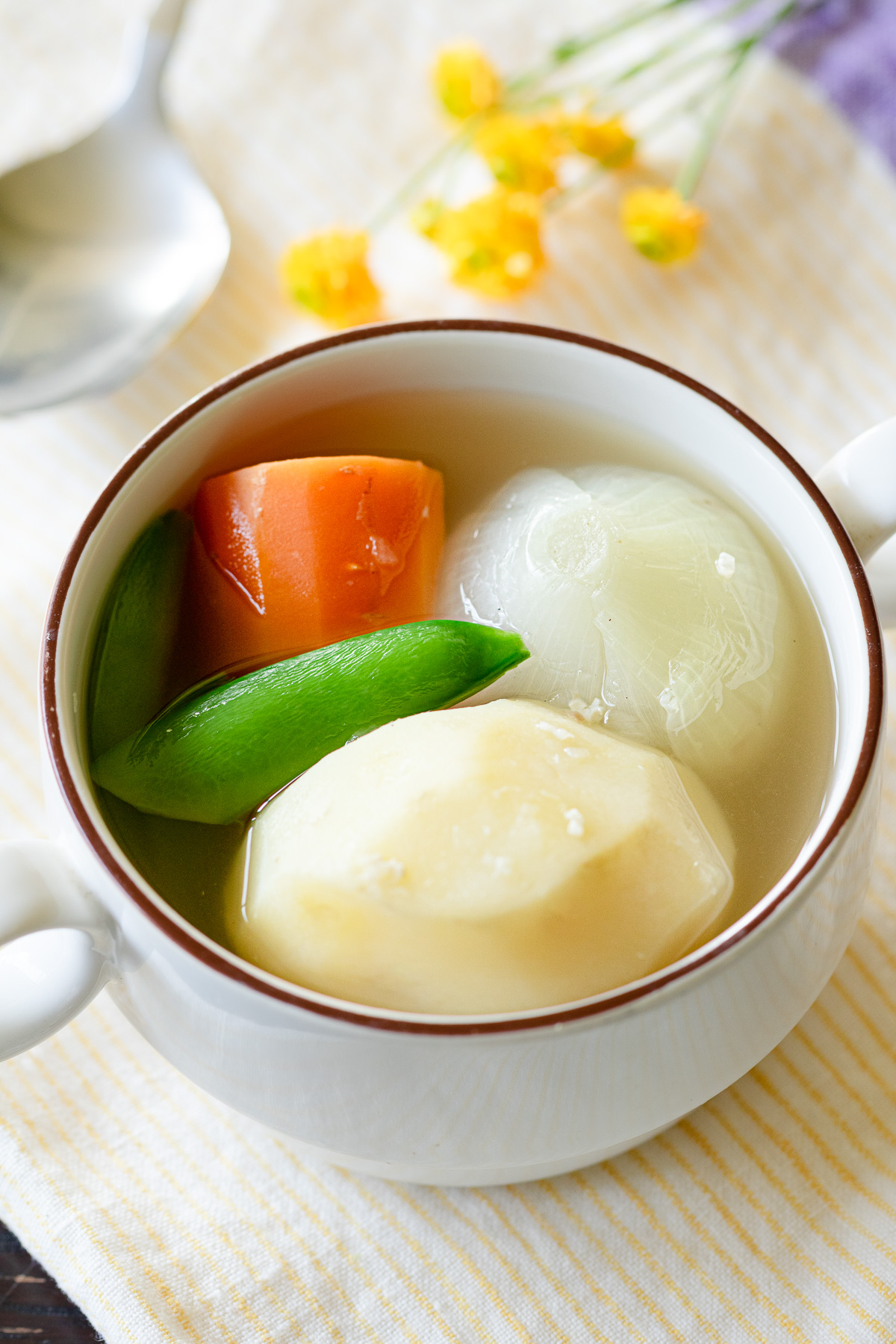 野菜だけのポトフ完成。スナップエンドウを添えて