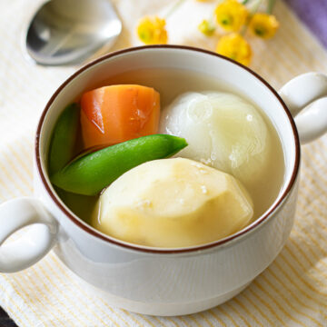 野菜だけのポトフ。新玉ねぎ、新じゃがいも、新にんじんをまるごと使った春野菜のヴィーガンスープ
