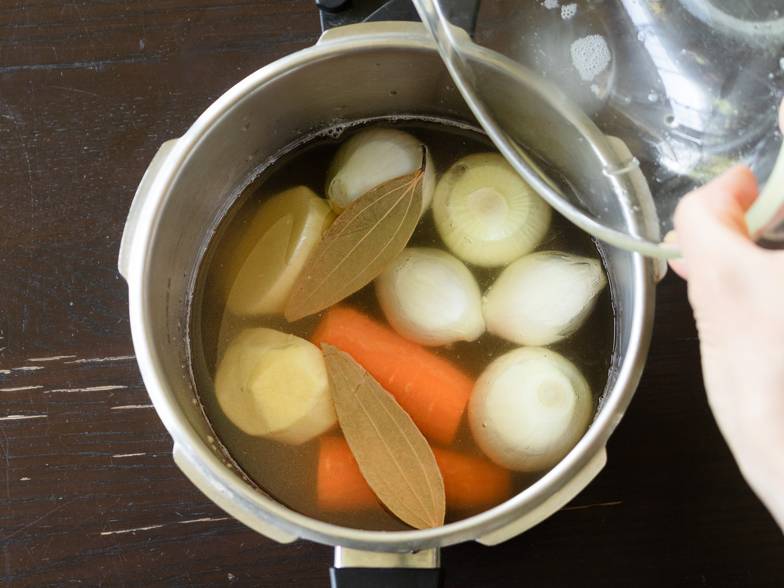 圧力鍋に野菜と切り干し大根の戻し汁を入れて加圧する