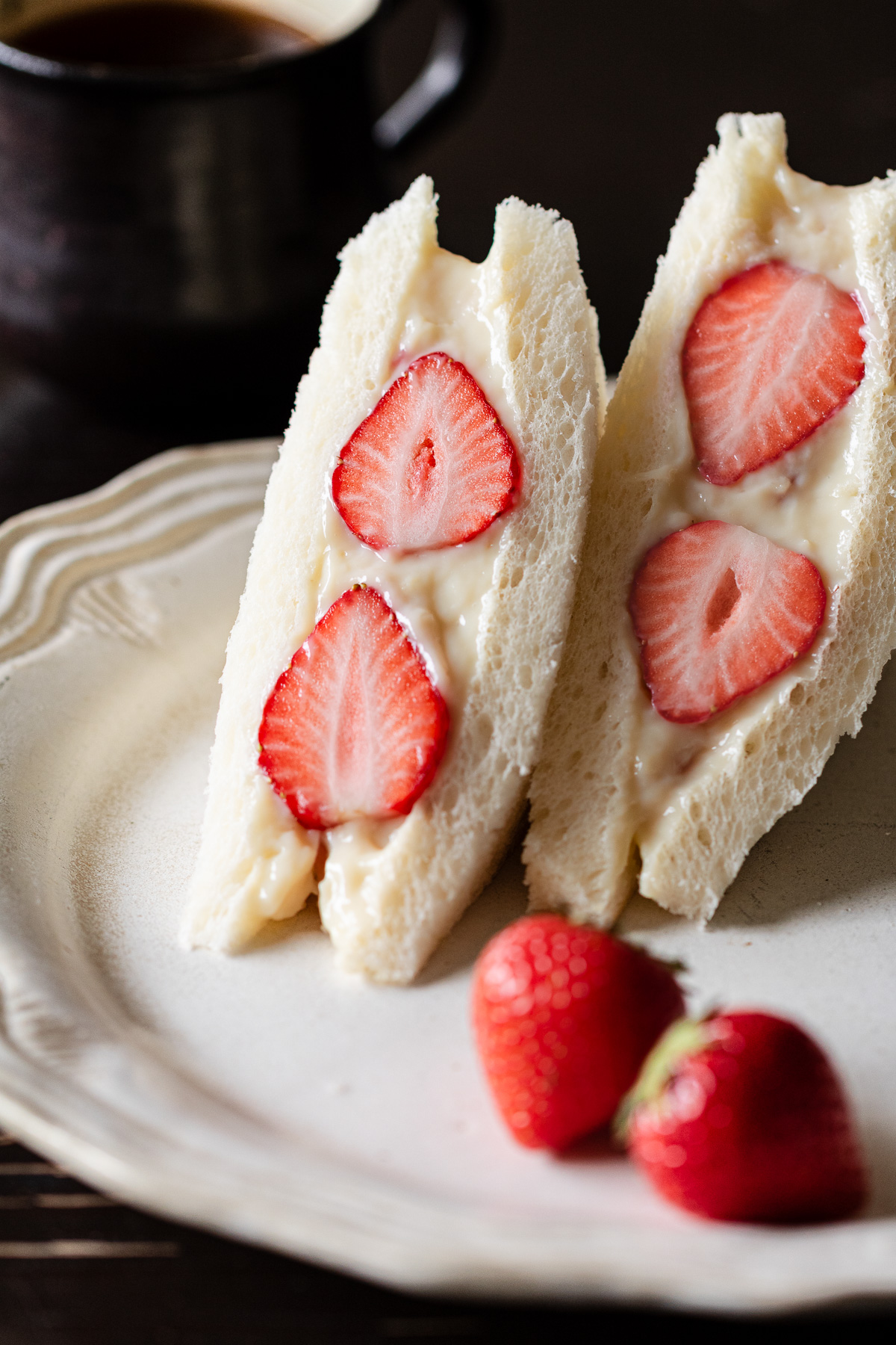 断面にいちごが見えるヴィーガンいちごサンドの作り方