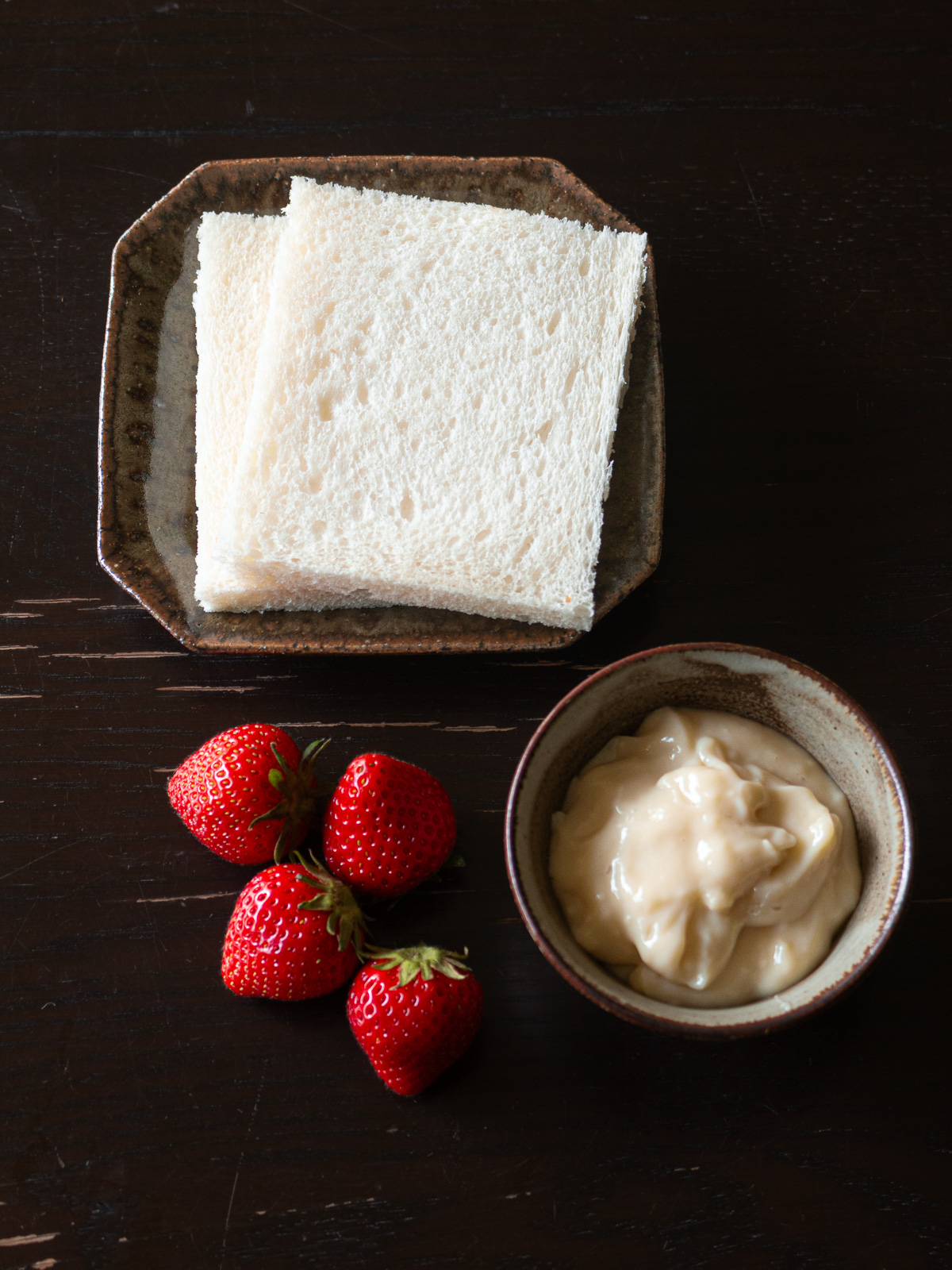 いちごサンドの材料：いちご、豆乳カスタードクリーム、食パン