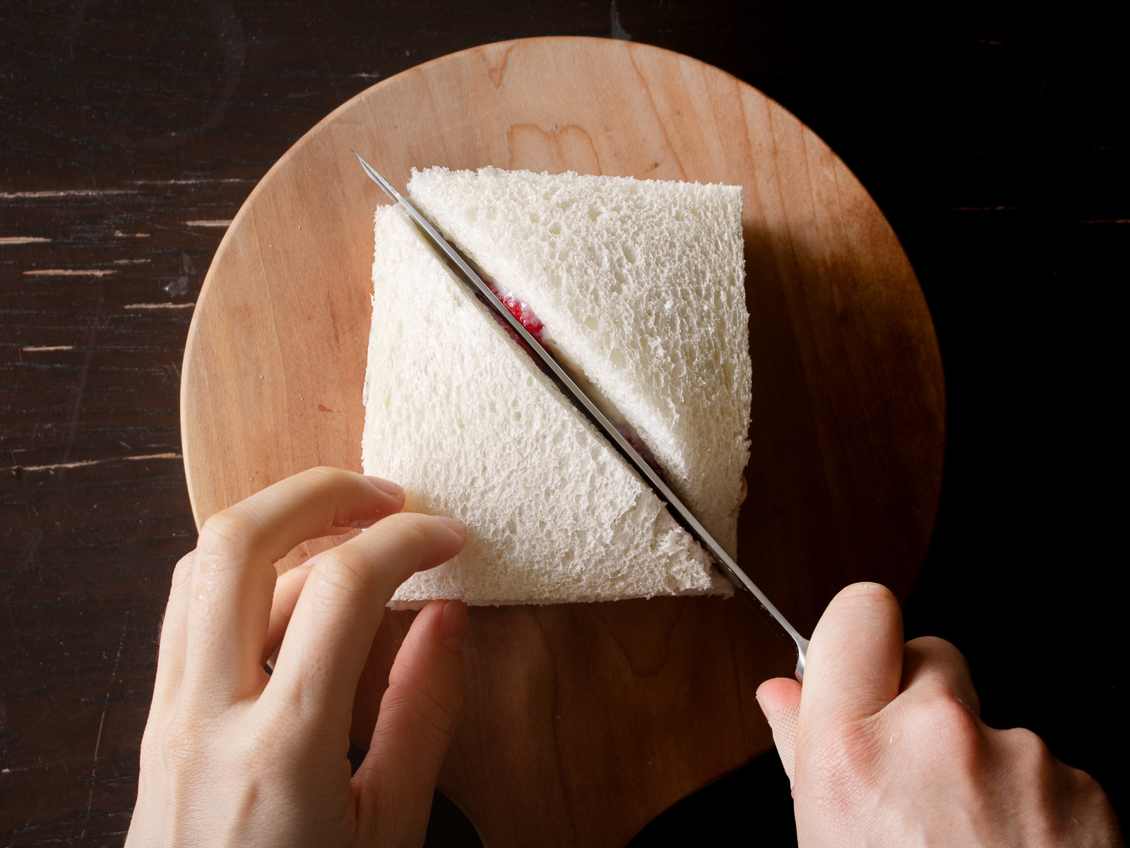 いちごサンドの作り方｜いちごサンドを対角線上に包丁で切っている様子