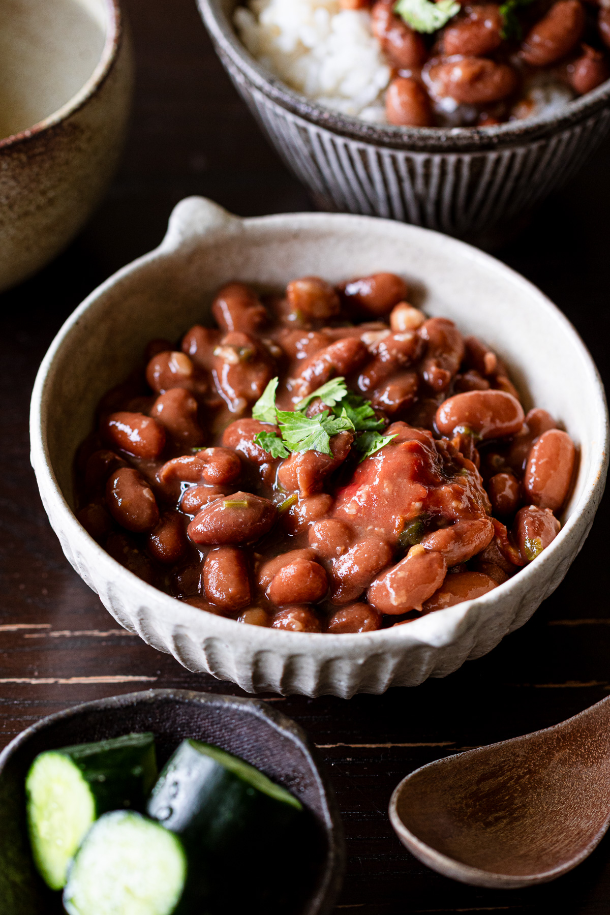 お皿に盛ったうずら豆とトマトの塩麹煮。甘くないうずら豆の煮豆。