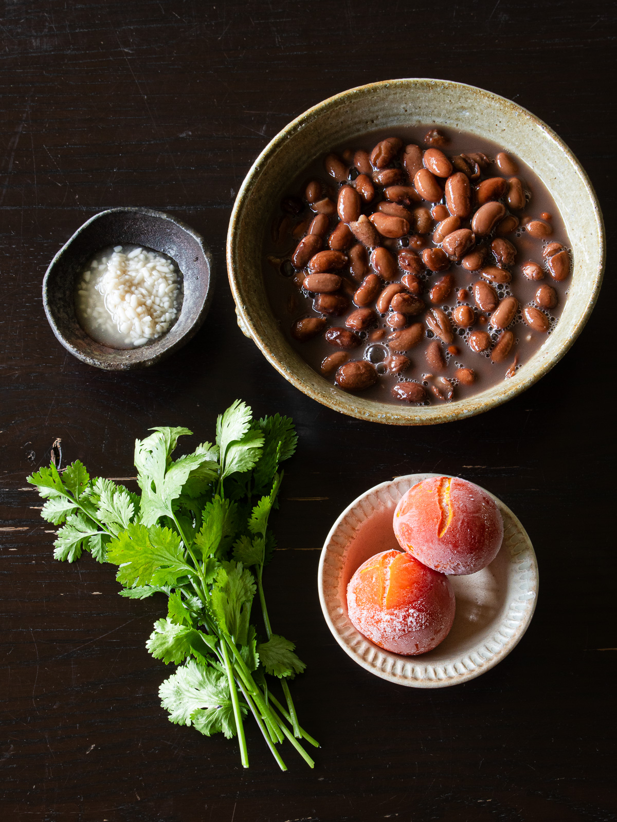 うずら豆とトマトの塩麹煮の材料：うずら豆、トマト、塩麹、パクチー