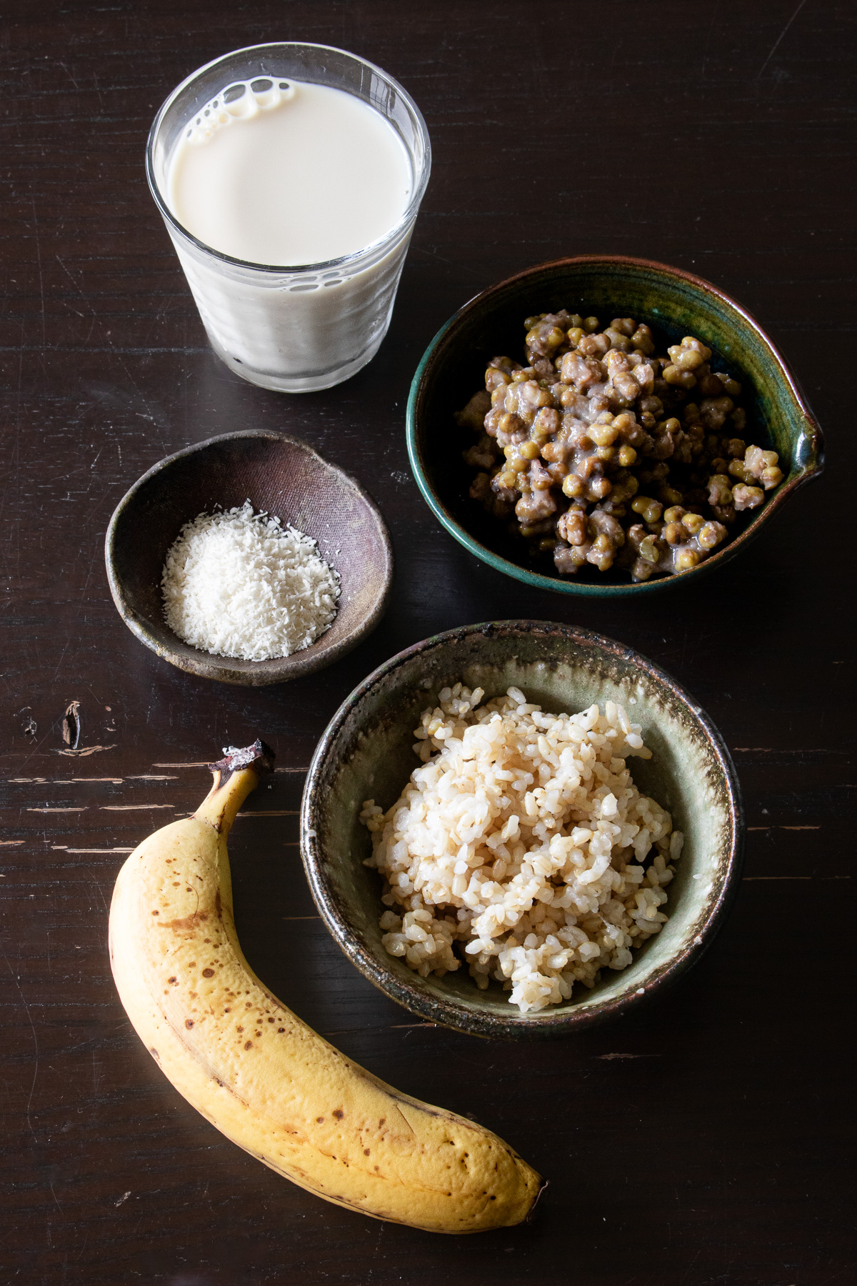 緑豆玄米粥の材料(緑豆・玄米ごはん・豆乳・バナナ・ココナッツファイン)