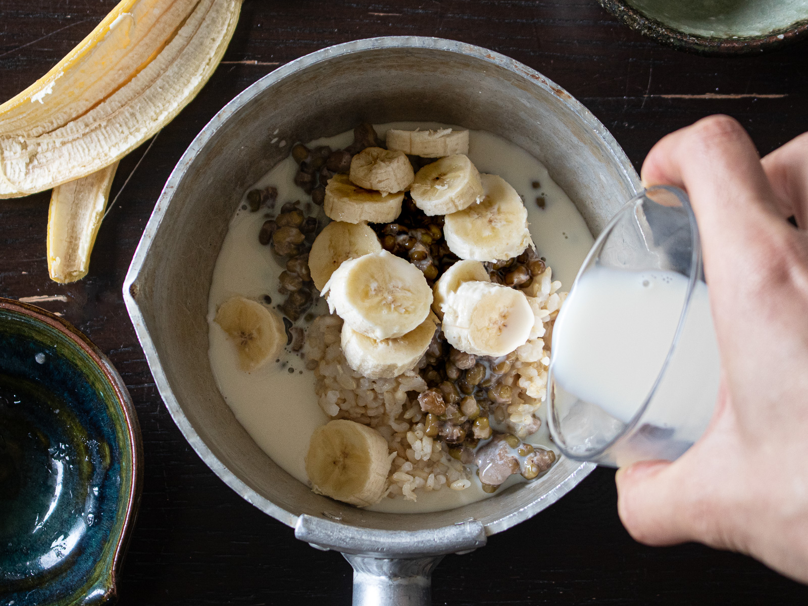 鍋に緑豆豆乳玄米粥の材料を入れたところ