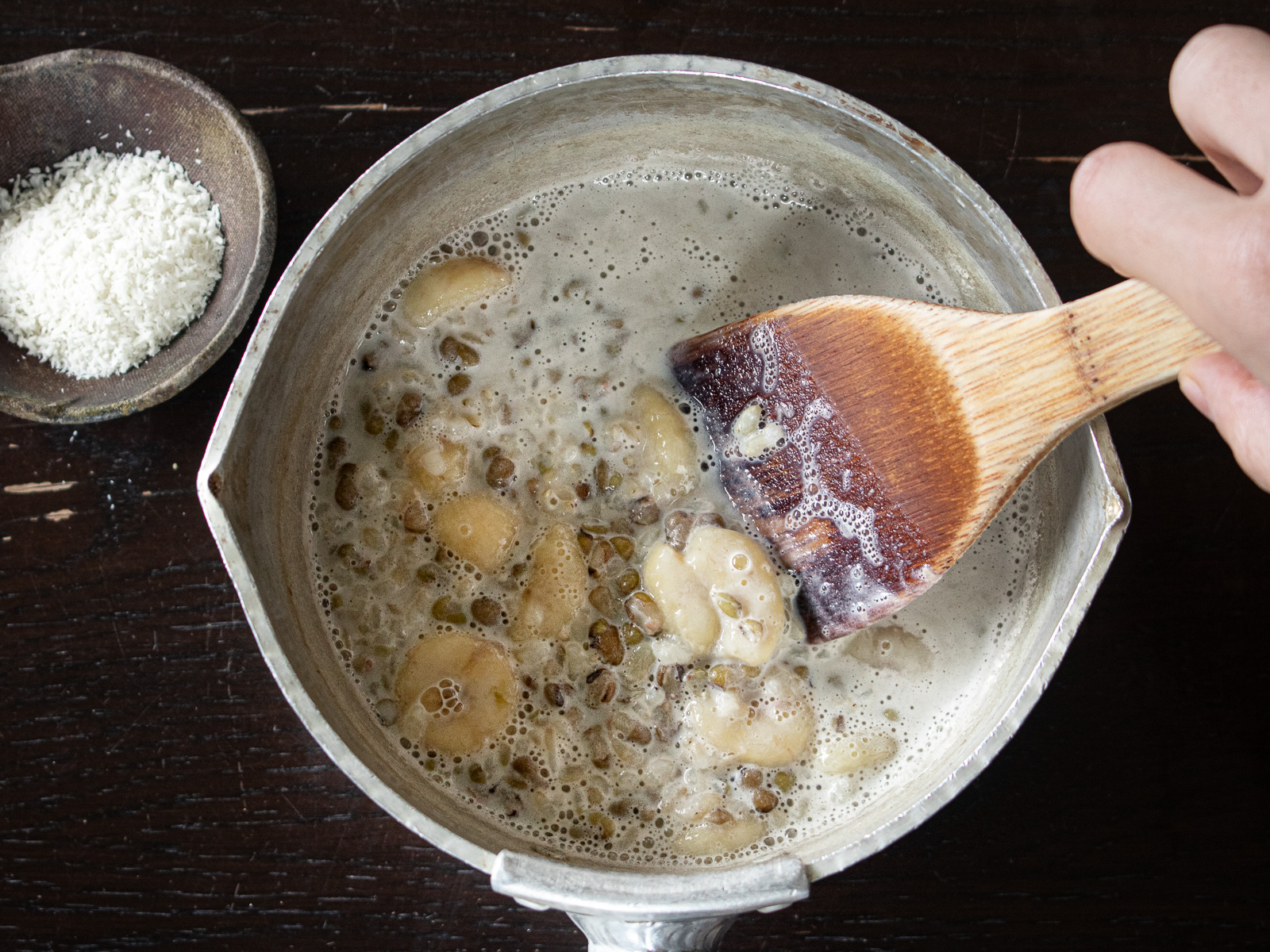 火にかけて煮ている緑豆豆乳玄米粥