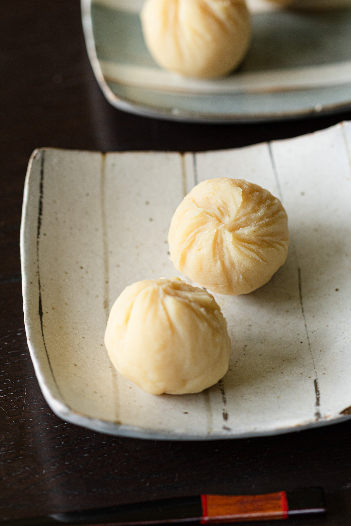 泡いい黄色が可愛らしい、緑豆デザートの緑豆茶巾。