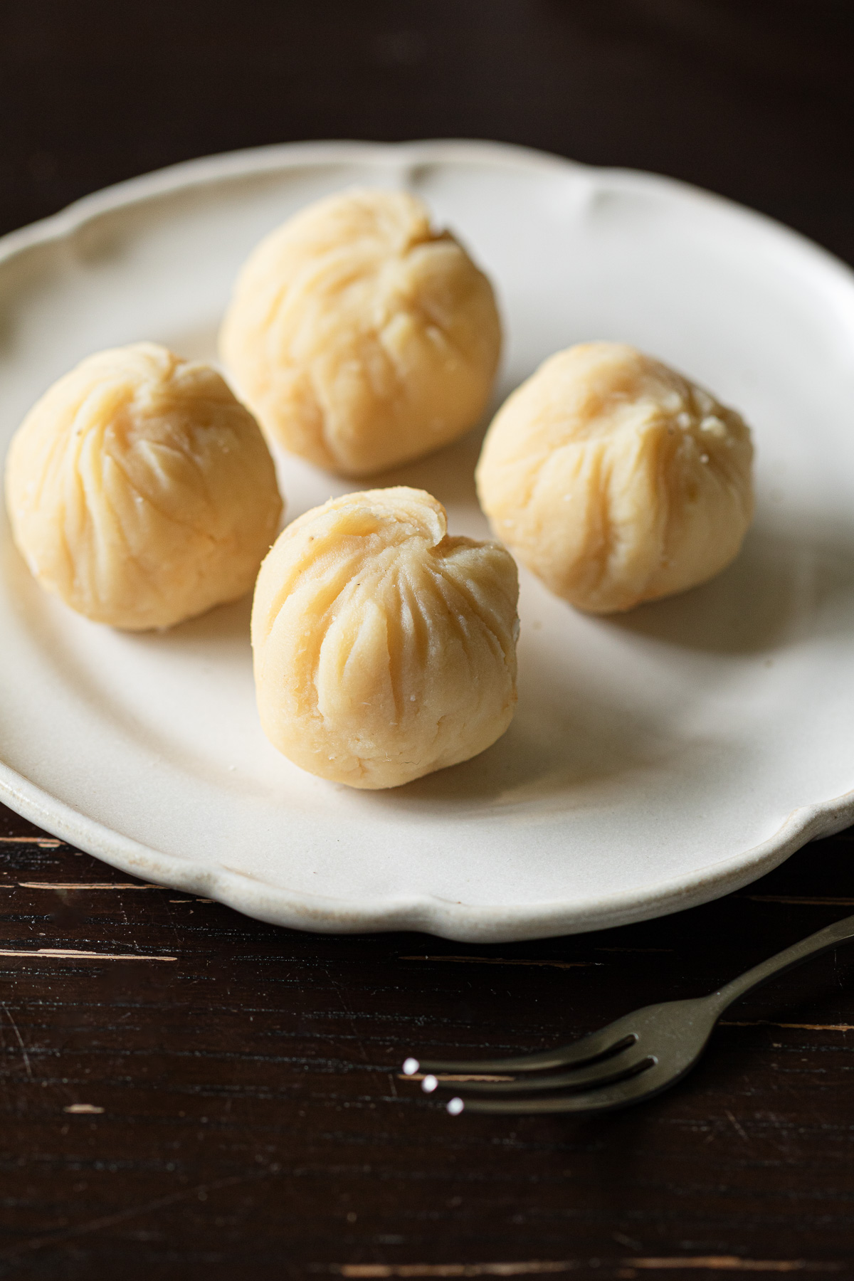 緑豆茶巾（ムング豆あん）を白い器に盛り付けたヴィーガン和菓子