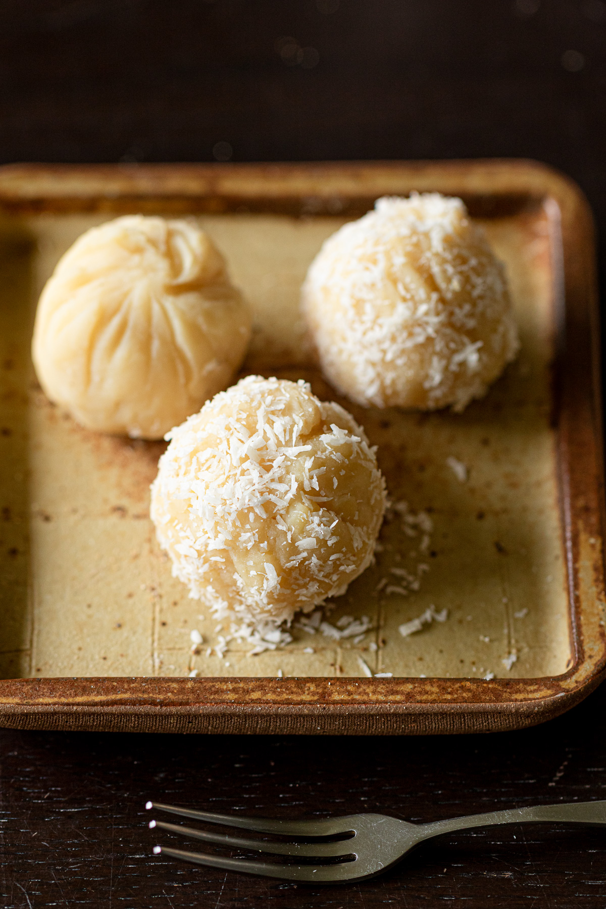 皿に並べた緑豆茶巾。ココナッツファインをまぶしたアレンジも一緒に盛り付けて。