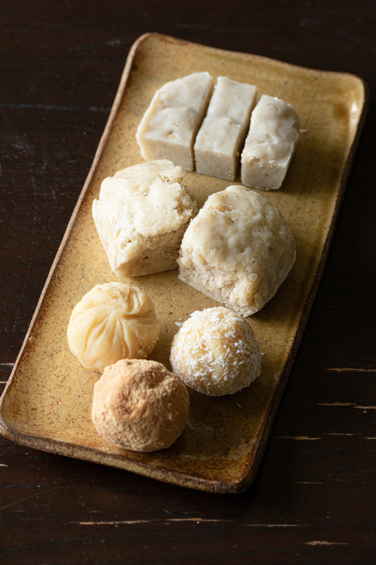 緑豆茶巾と、米粉のココナッツバナナ蒸しパンに、フィリピン風のちまき（もち米の伝統菓子）をヒントに作ったココナッツバナナ餅。