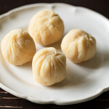緑豆茶巾（ムング豆あん）を白い器に盛り付けたヴィーガン和菓子