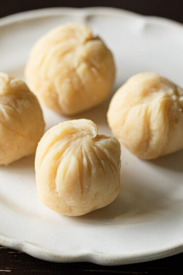 緑豆茶巾(ムング豆あん)を白い器に盛り付けたヴィーガン和菓子