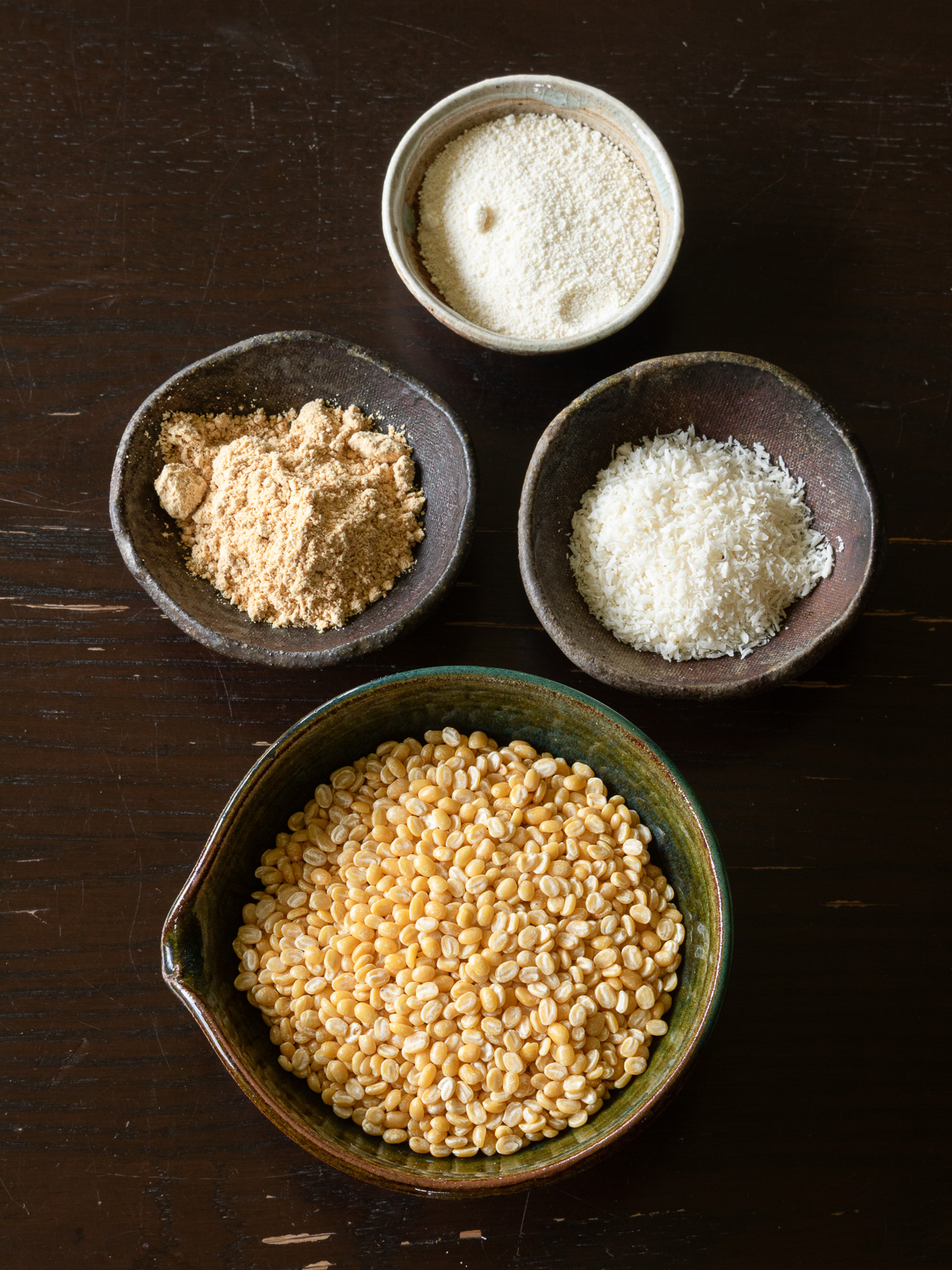 緑豆茶巾の材料。挽き割り緑豆（ムングダール）、甜菜糖、きな粉、ココナッツファイン。
