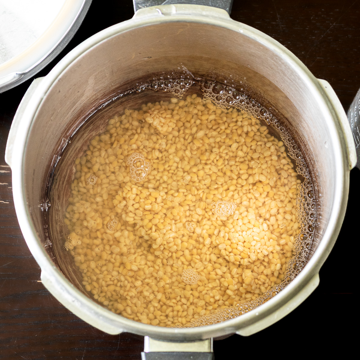 圧力鍋に挽き割り緑豆と水を入れた様子。