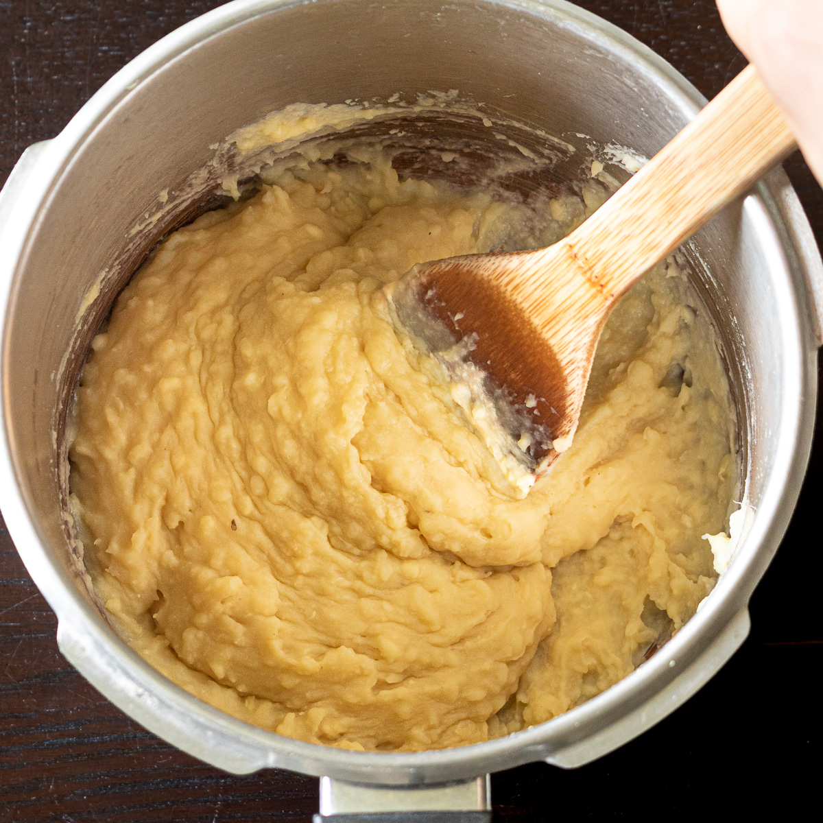 ヘラで潰してペースト状にした緑豆あん。