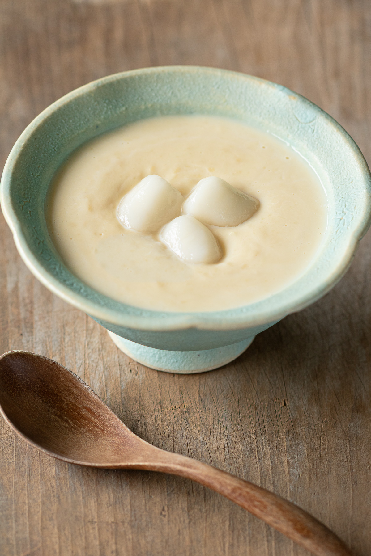 挽き割り緑豆(ムング豆)を使った緑豆のお汁粉。ココナッツミルクでクリーミーに